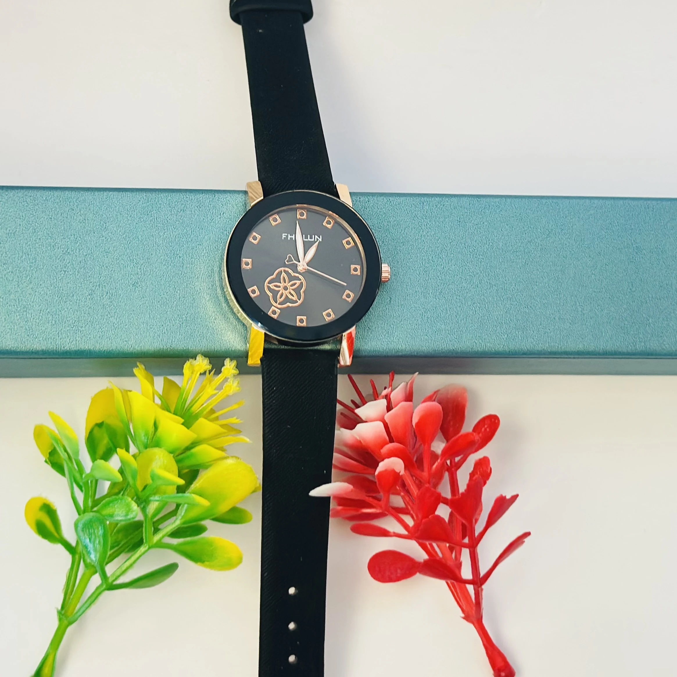 Quartz analog watch for women