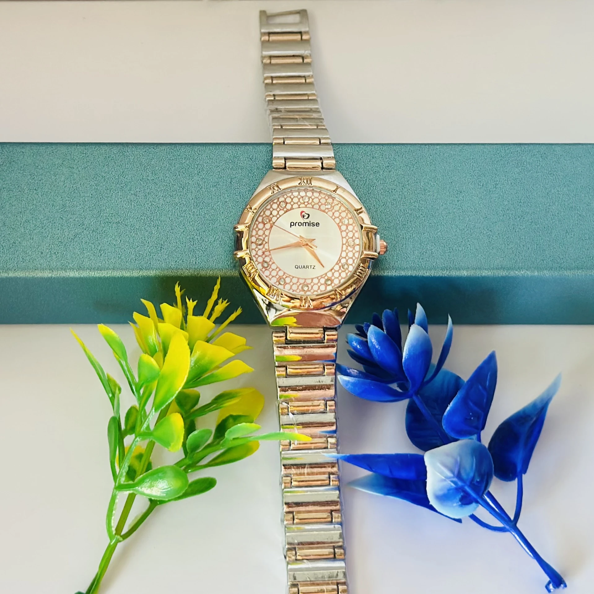 Quartz analog watch for women