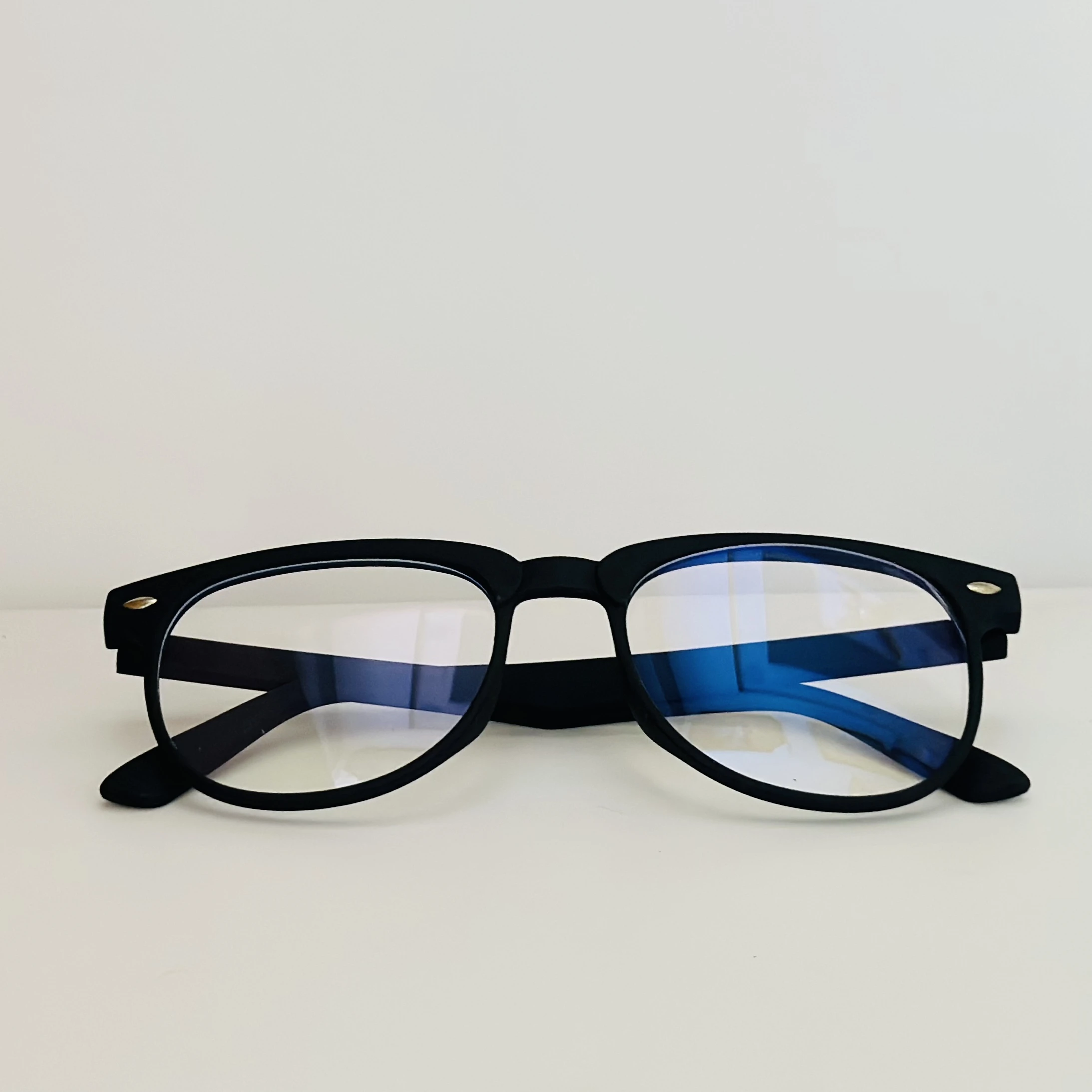 Black round-frame Saintimo Valtina blue light blocking computer glasses with anti-glare, anti-reflective lenses.