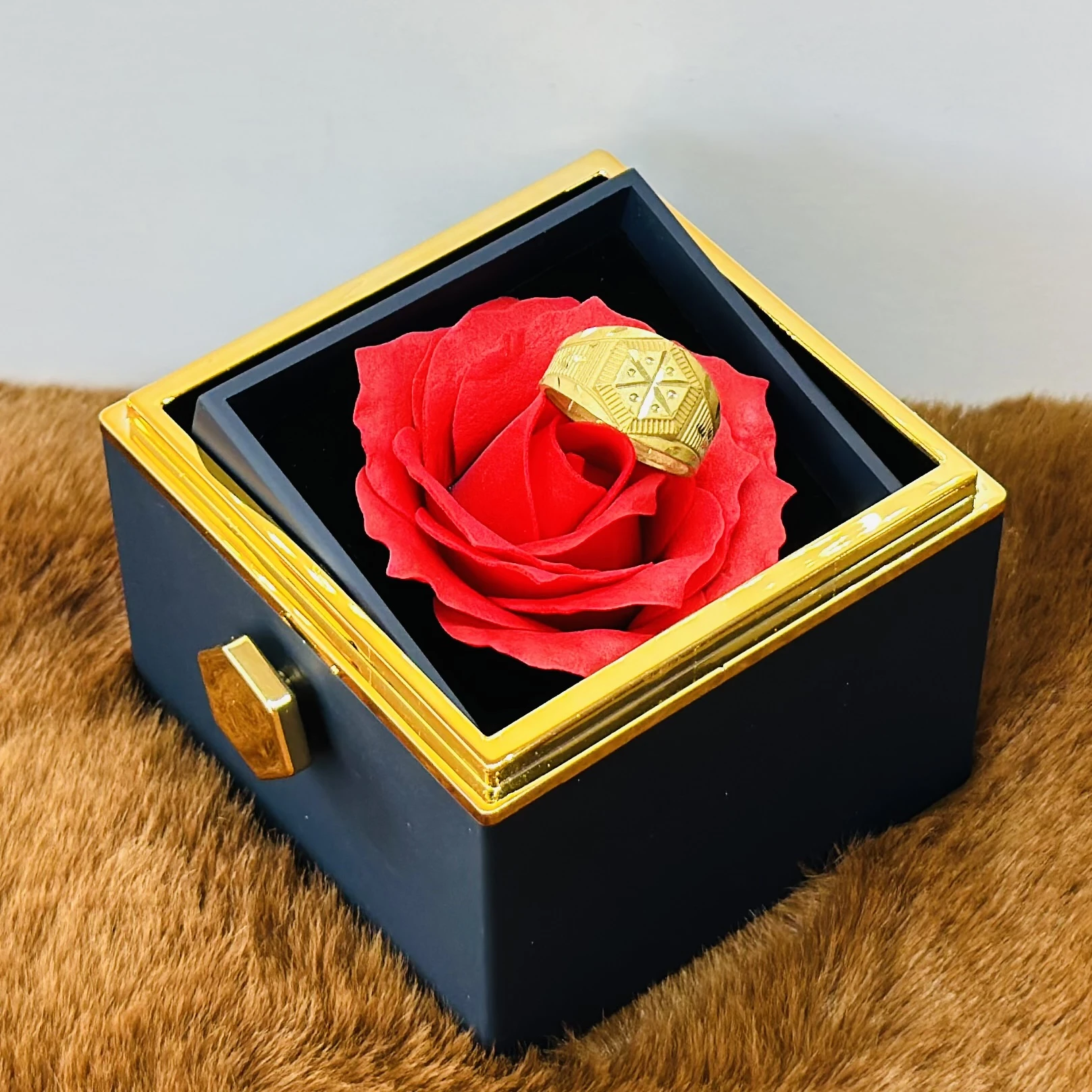Men’s gold ring