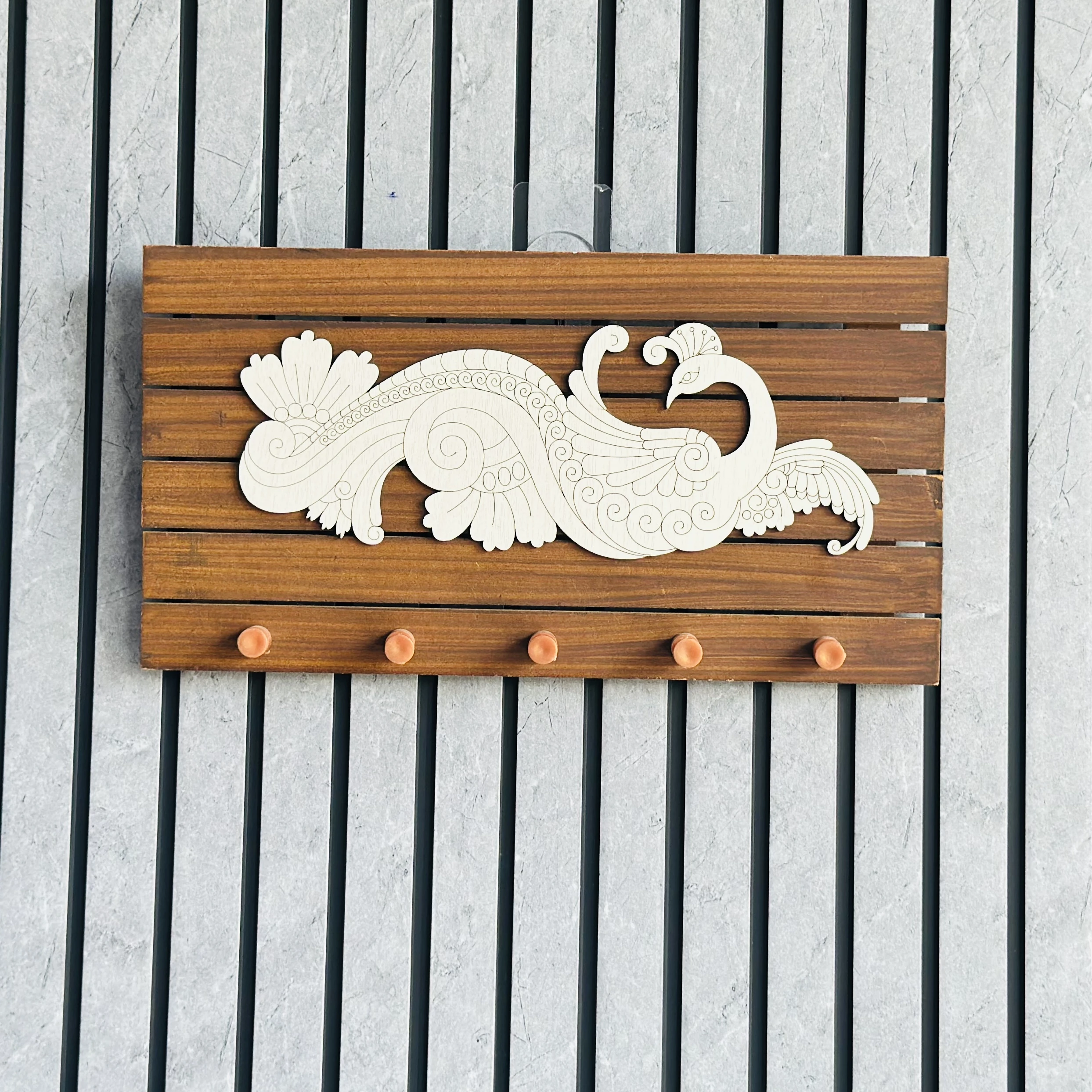 Wooden key holder (SKU-3T5VTV)