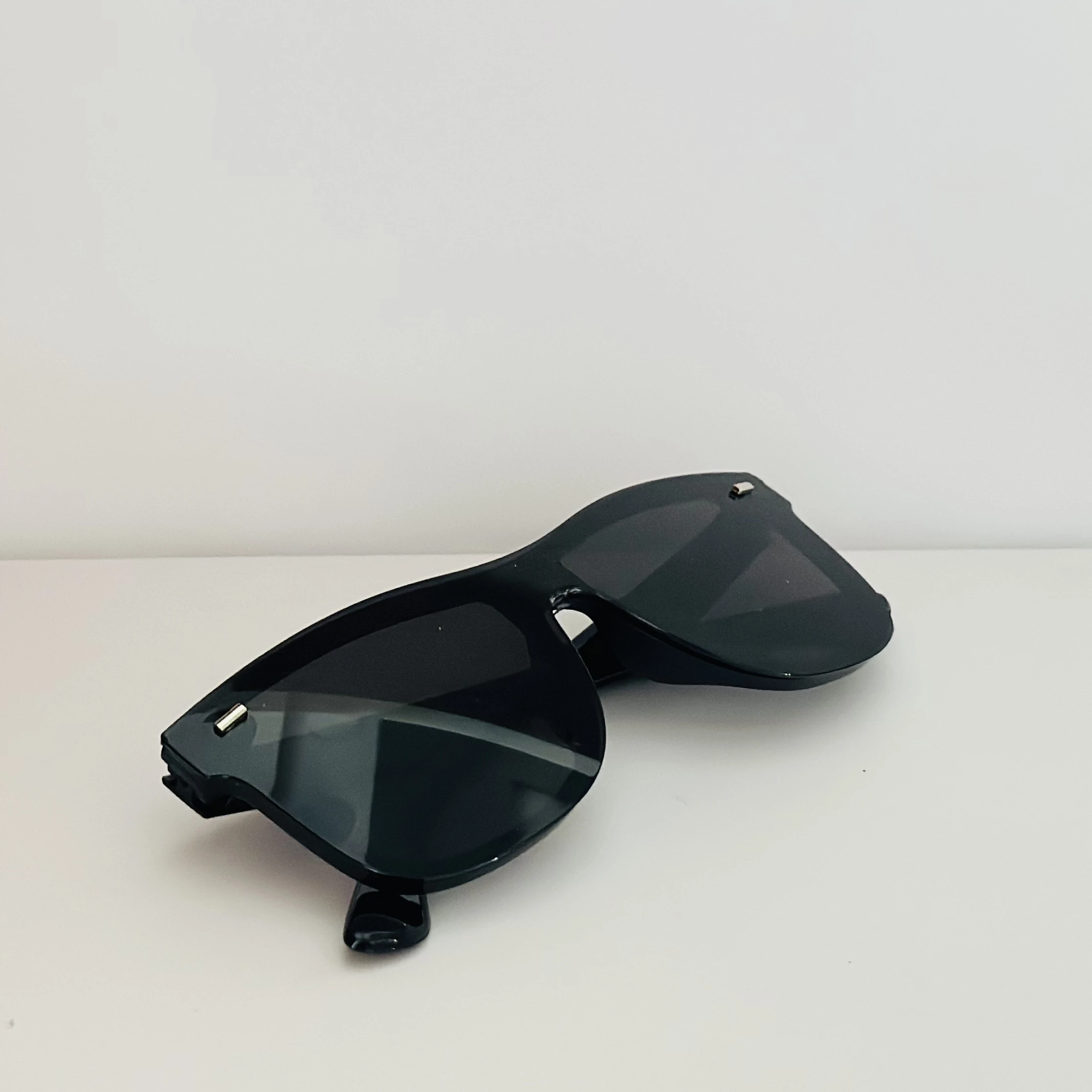 Black Provogue men's solid polarized wayfarer sunglasses.