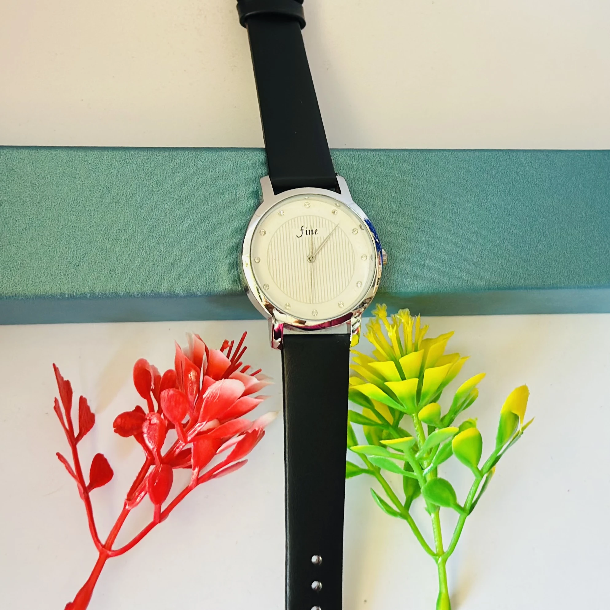 Quartz analog watch for women