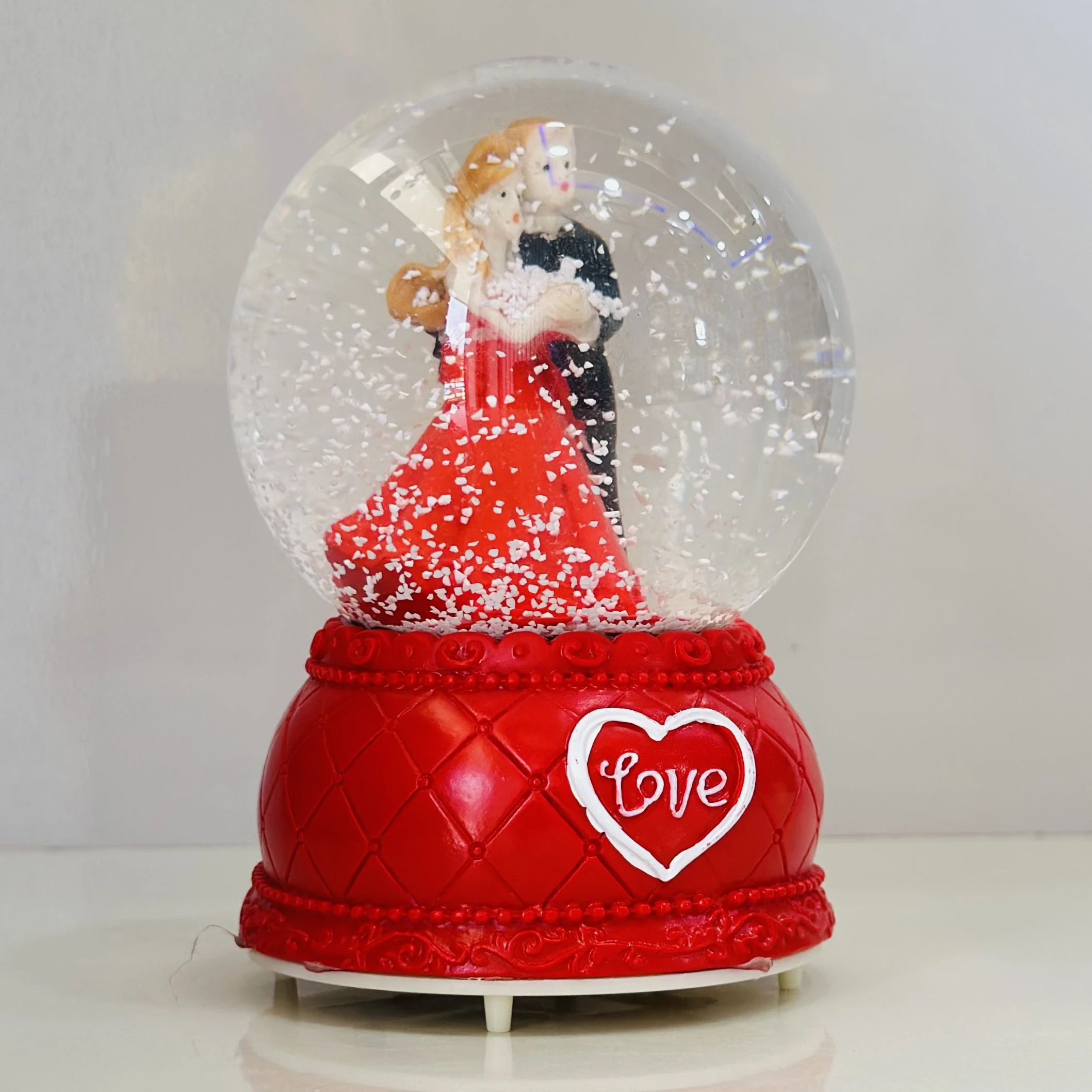 Romantic Resin Couple Snowglobe Showpiece(SKU-38AX3A)