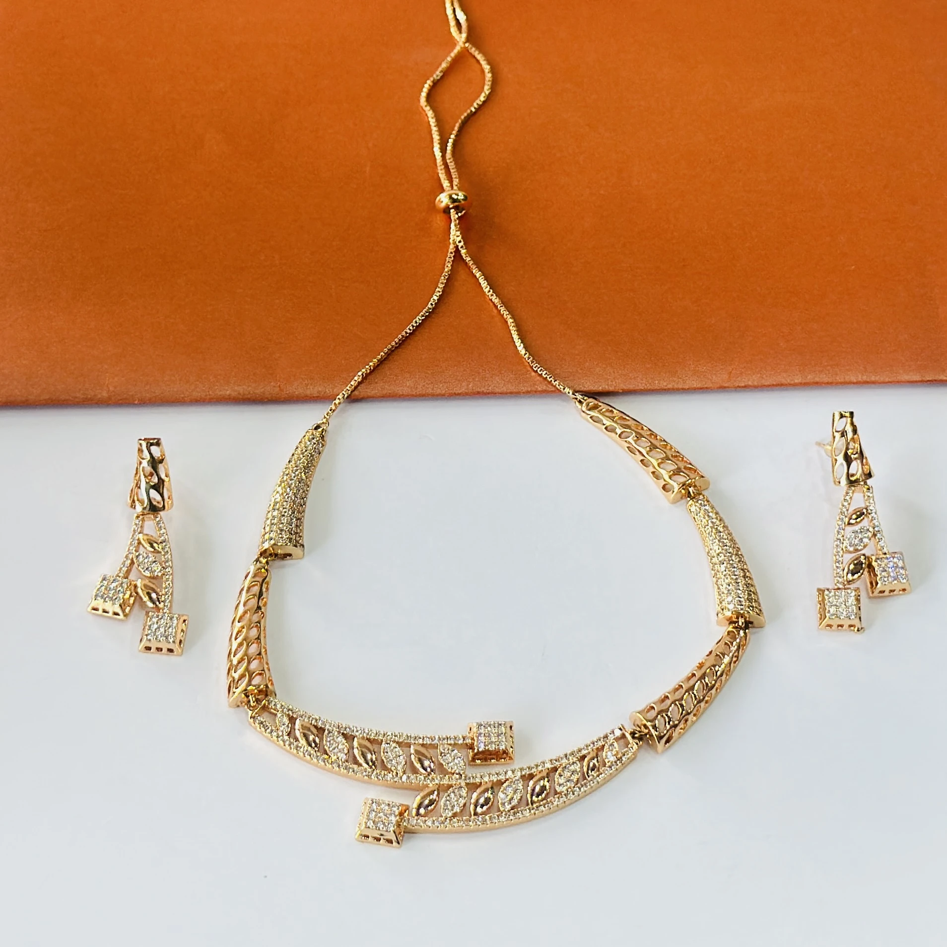 Gold toned artificial jewellery necklace