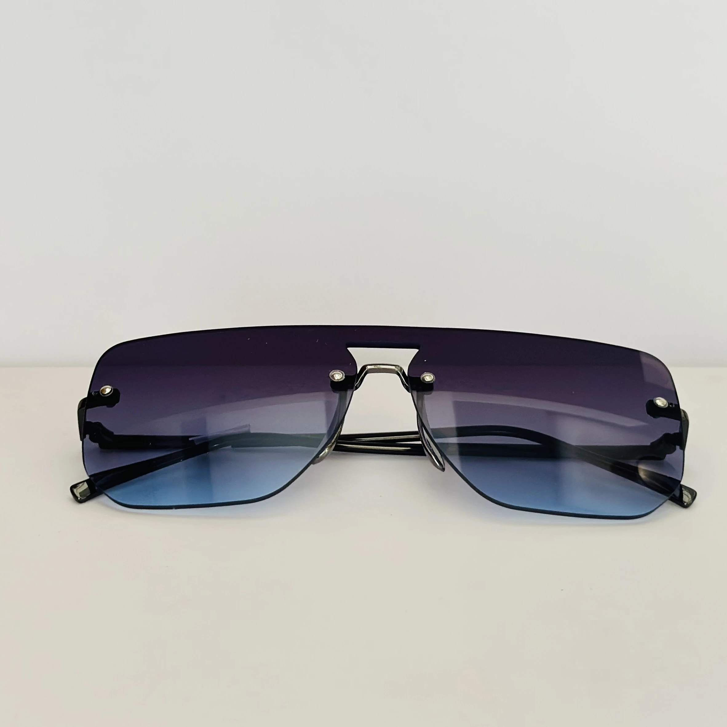 Unisex aviator-style sunglasses