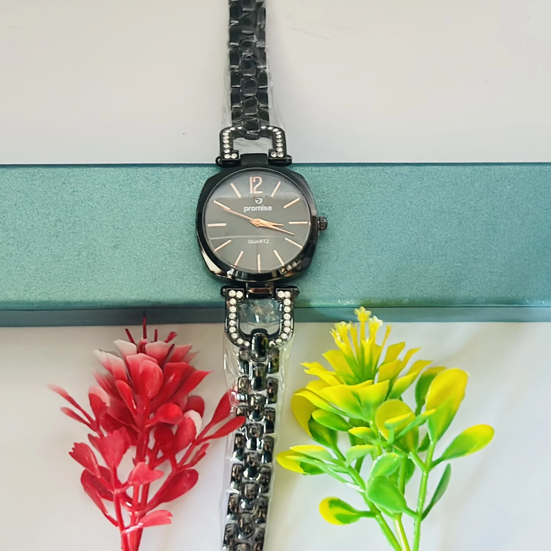 Promise Gajartz quartz analog watch