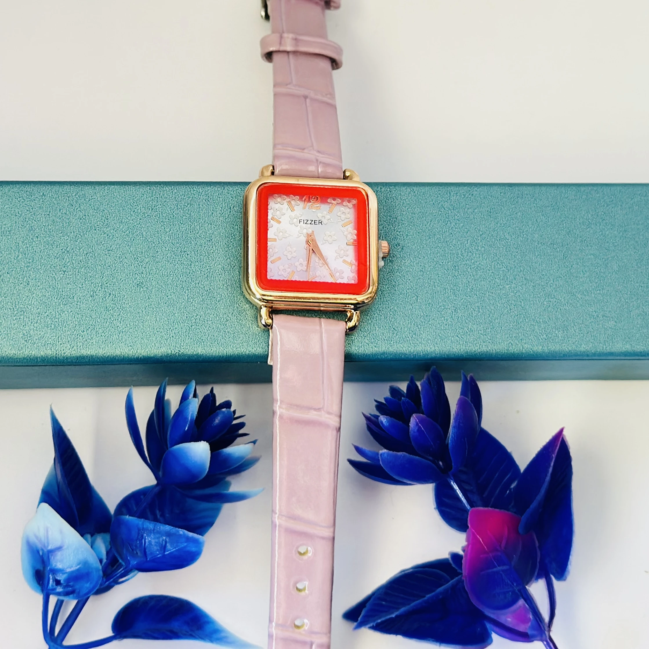 Analog quartz watch for women