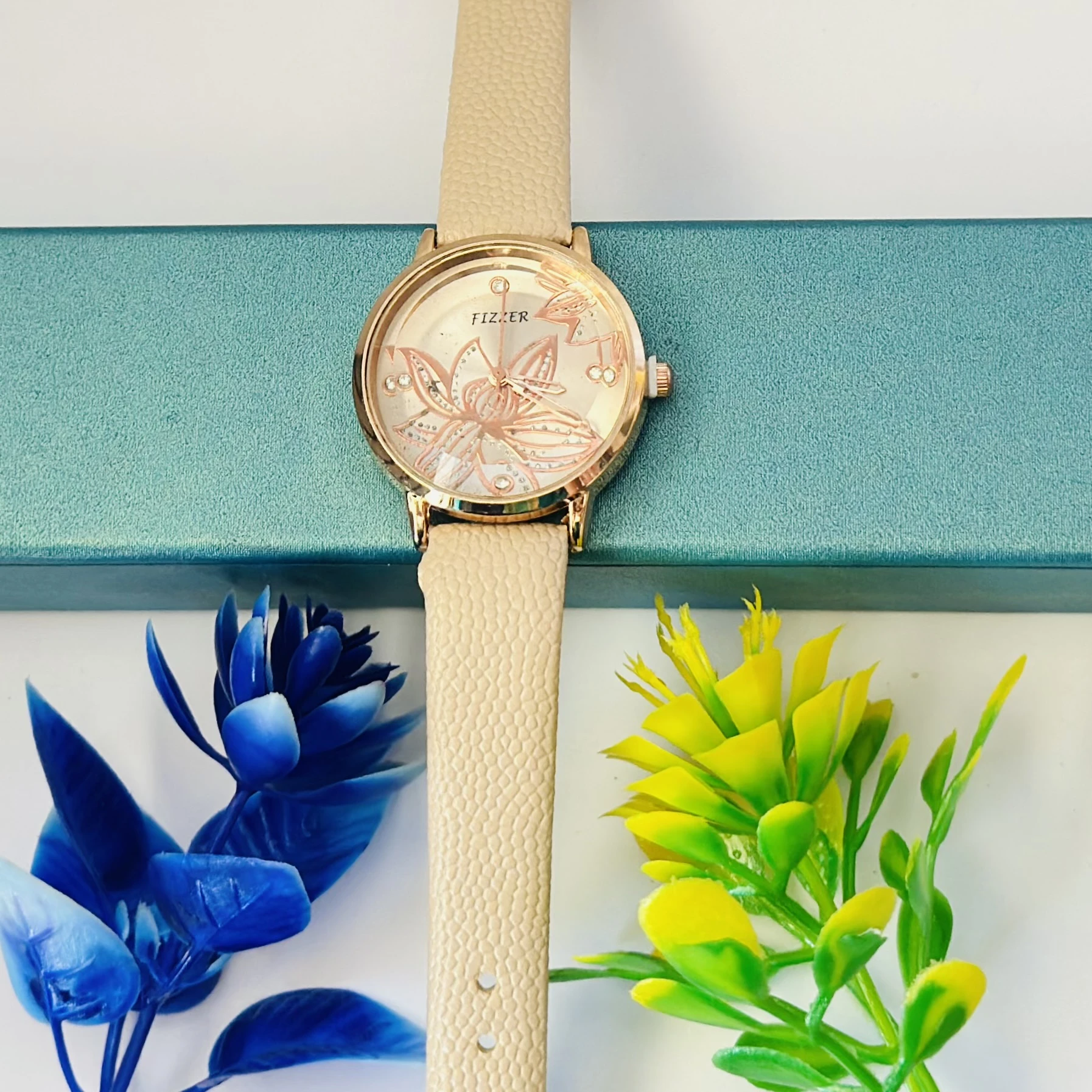 Fizzler women's analog quartz wrist watch