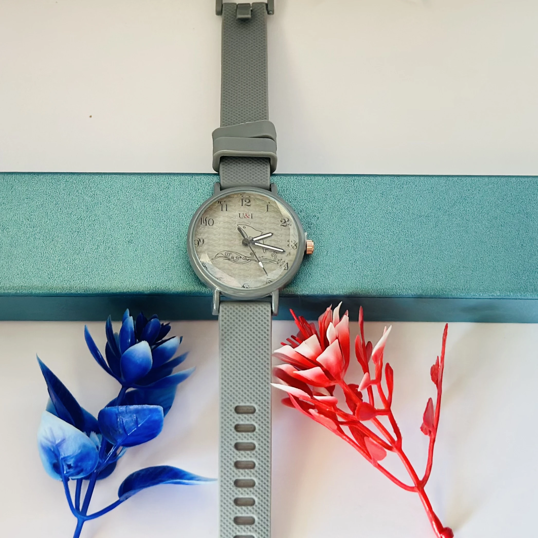 fashionable women's quartz watch