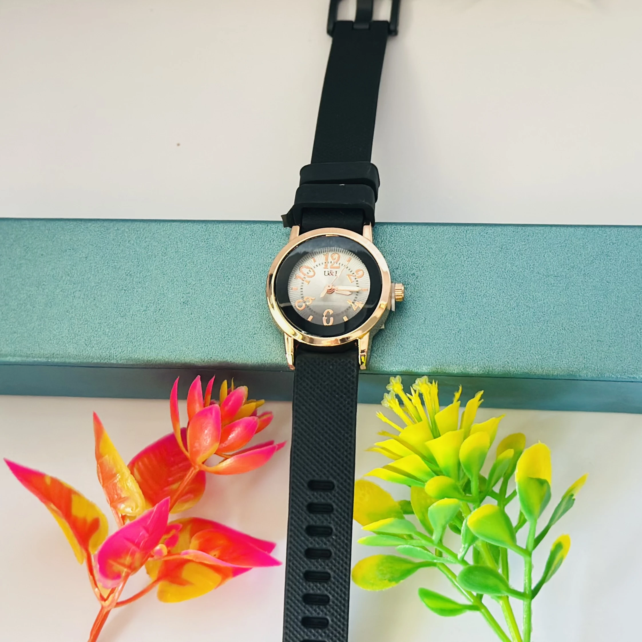 fashionable women's quartz watch