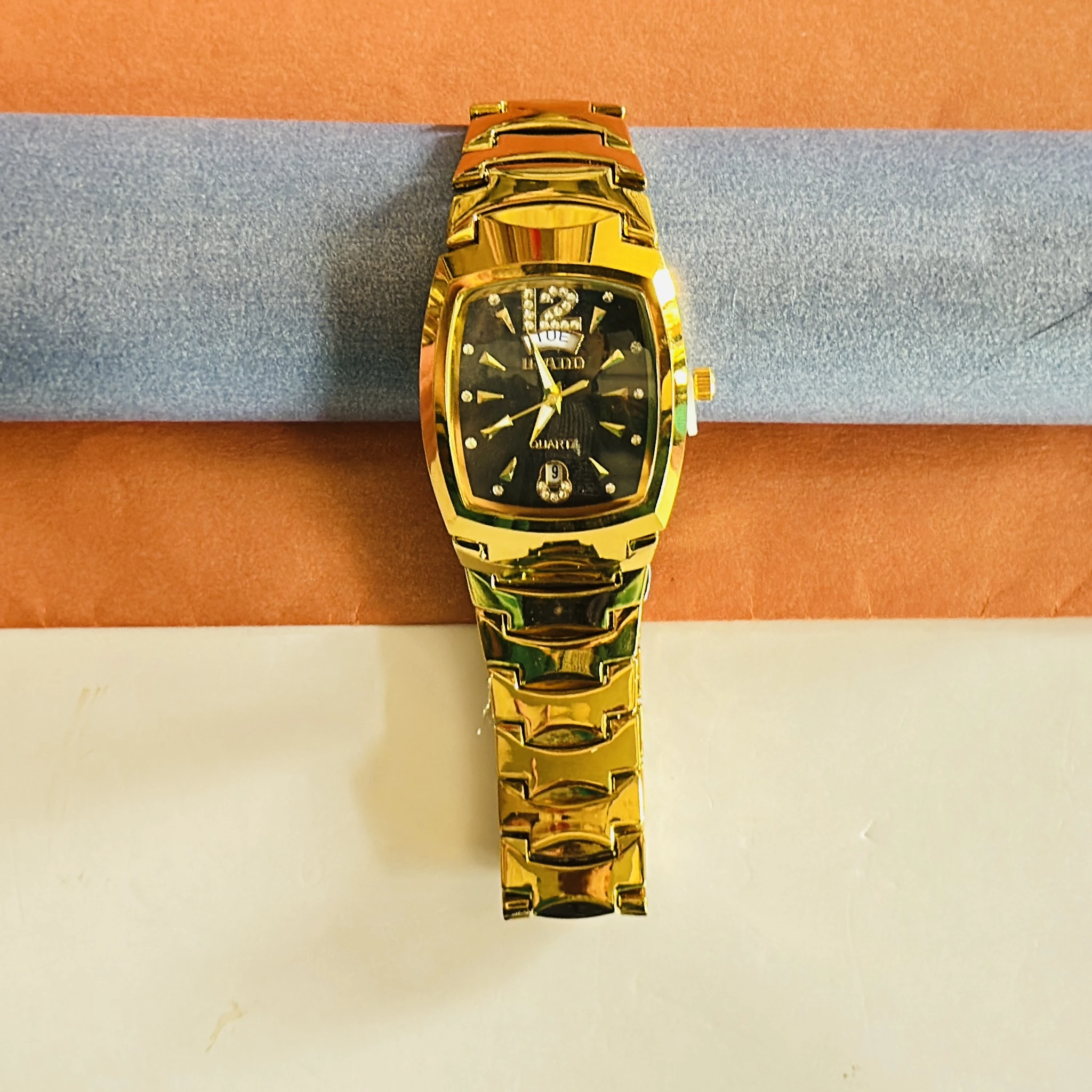 Gold toned men's quartz analog watch