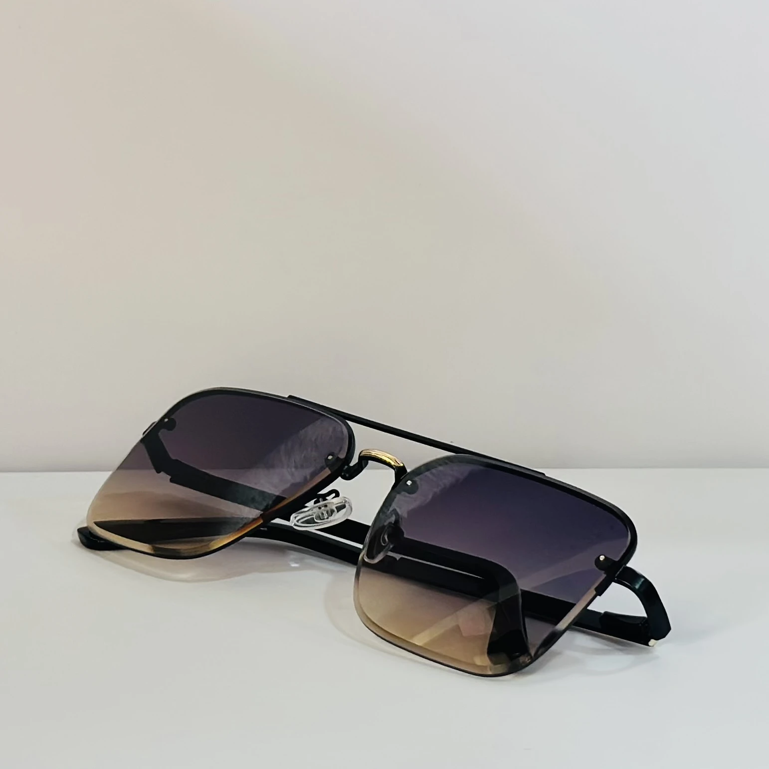 pair of Sam & Marshall Dario sunglasses with black frames and gradient lenses.