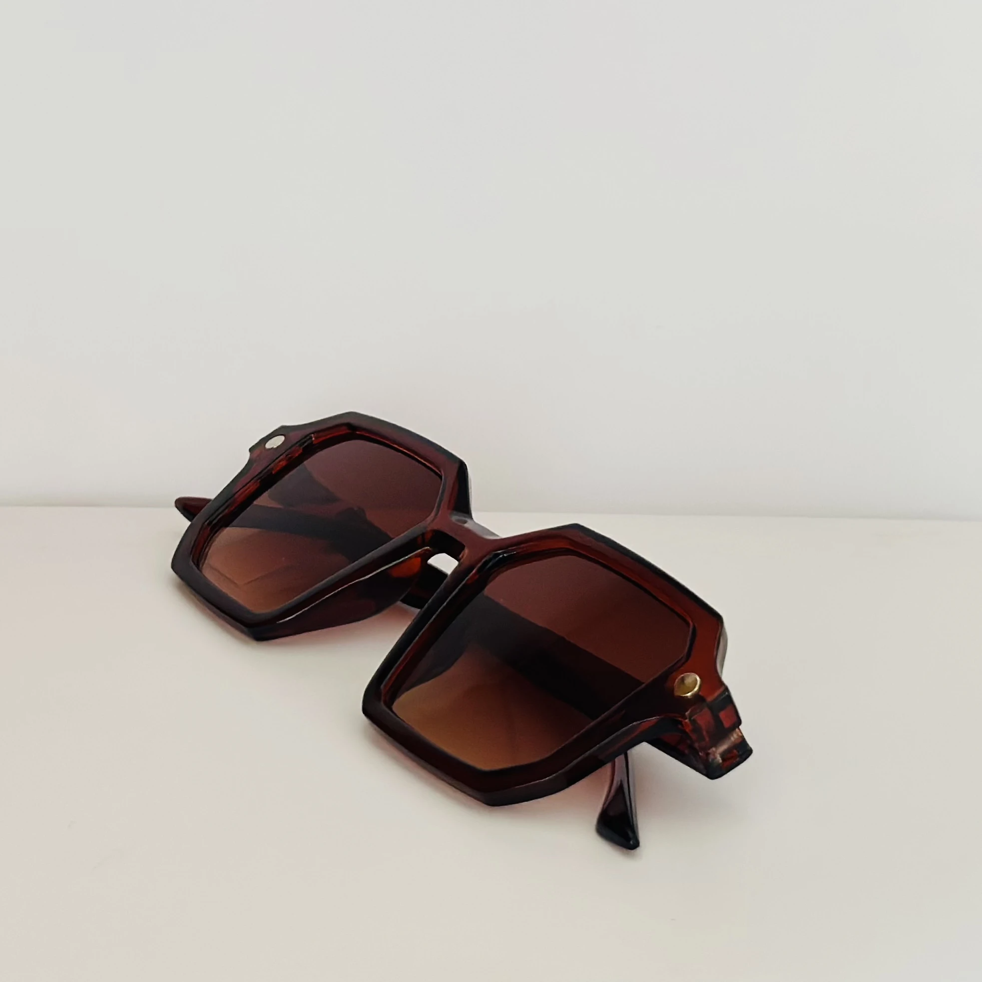 PANTHOS sunglasses with a vintage fashion design.