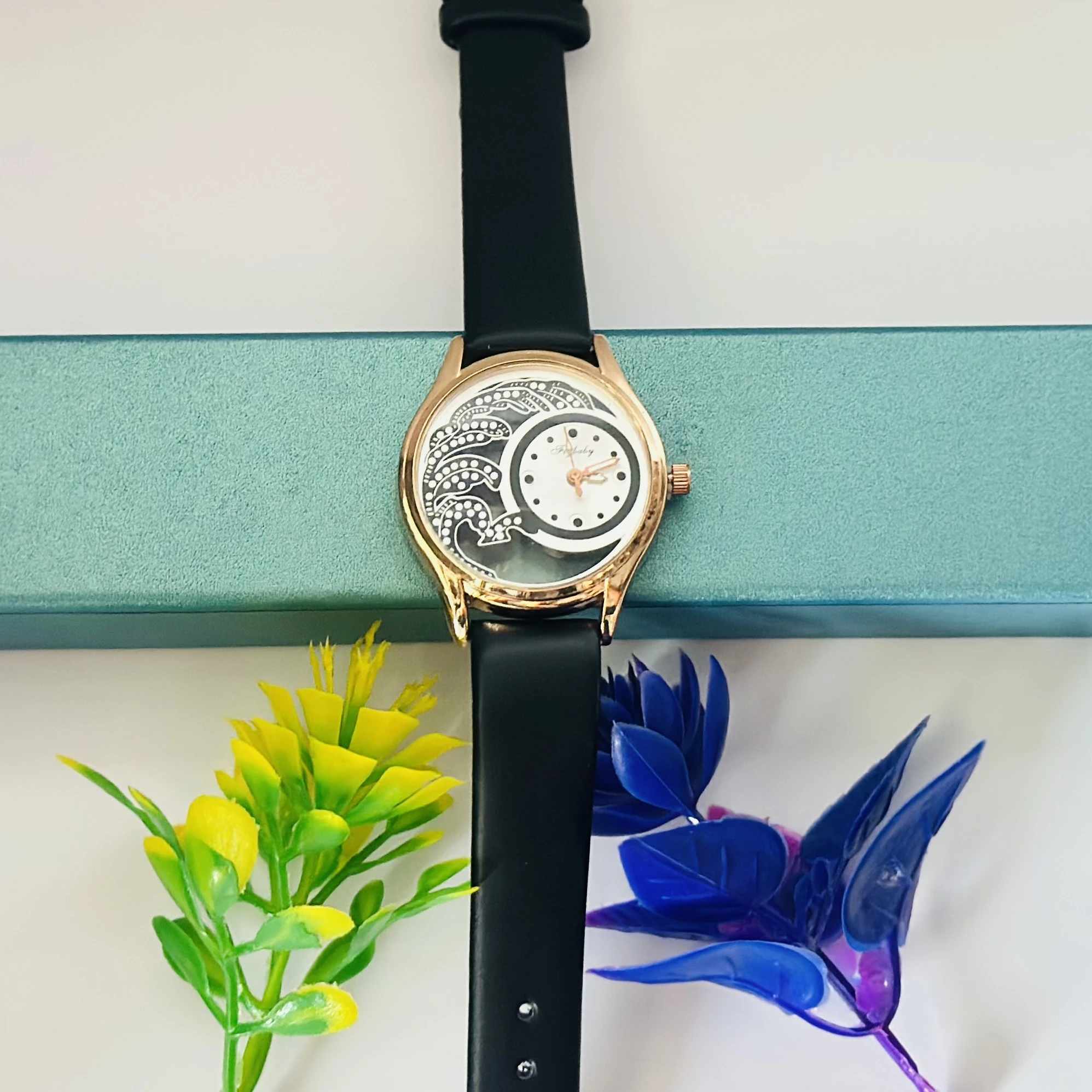 Analog quartz watch for women