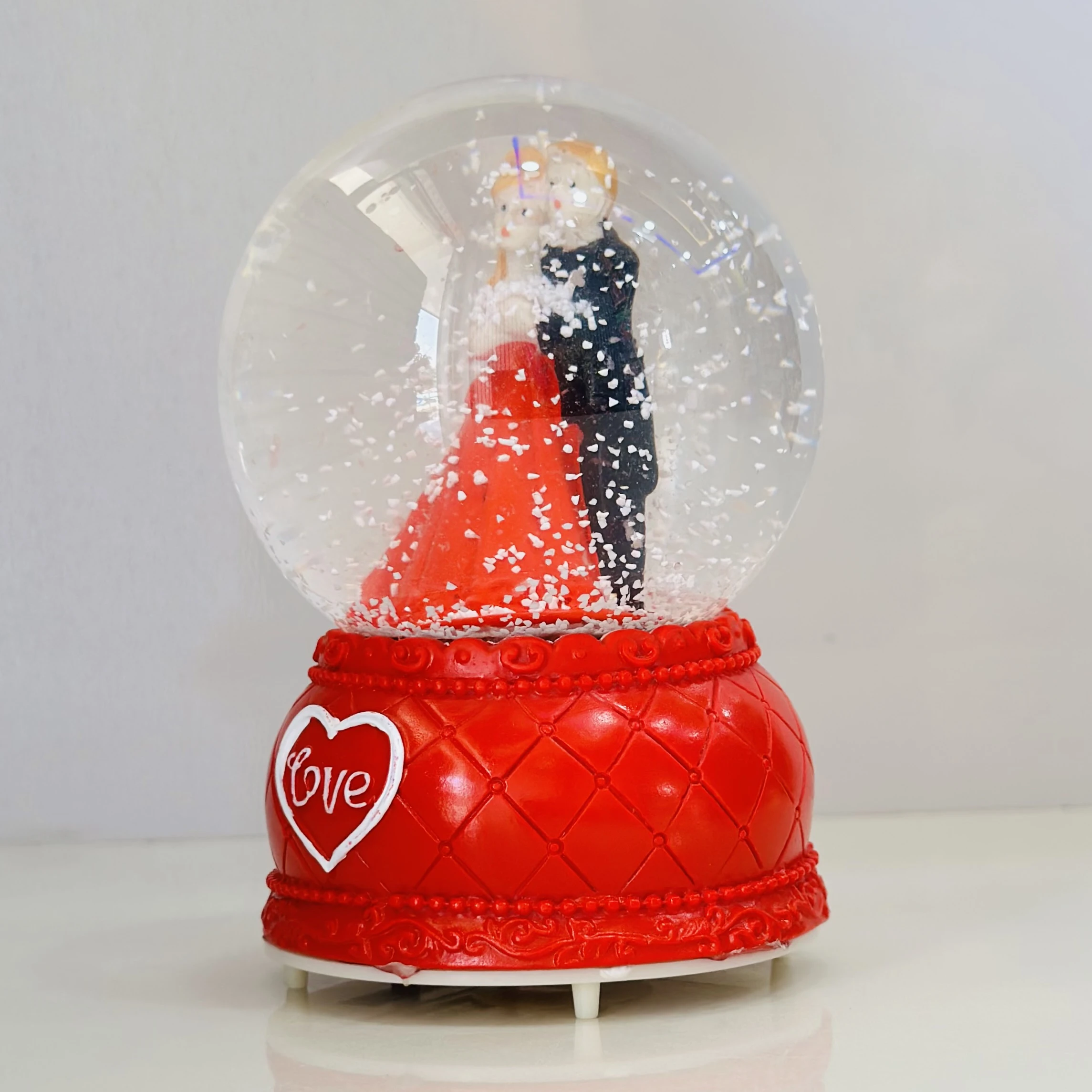 Romantic Resin Couple Snowglobe Showpiece(SKU-38AX3A)