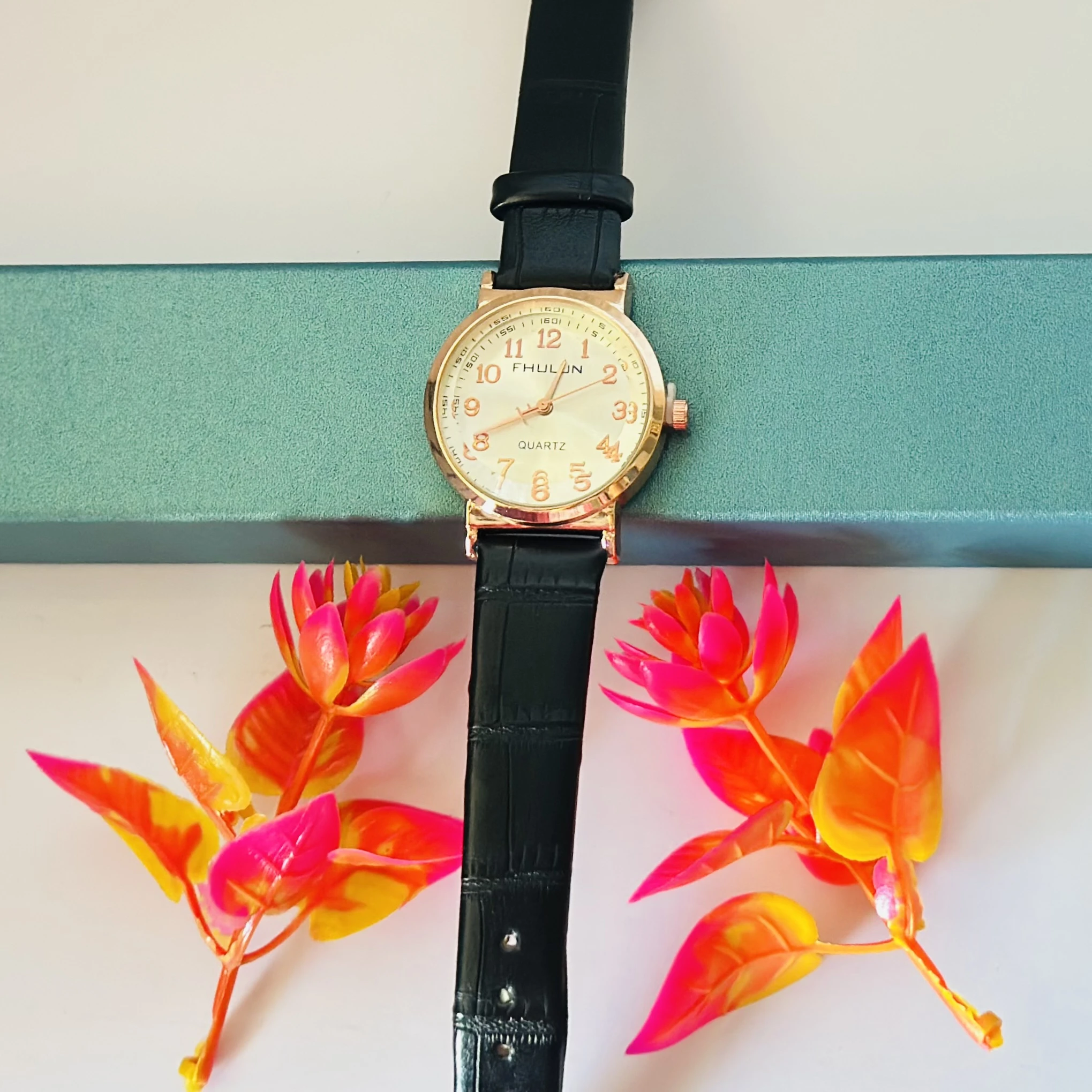 Quartz analog watch for women
