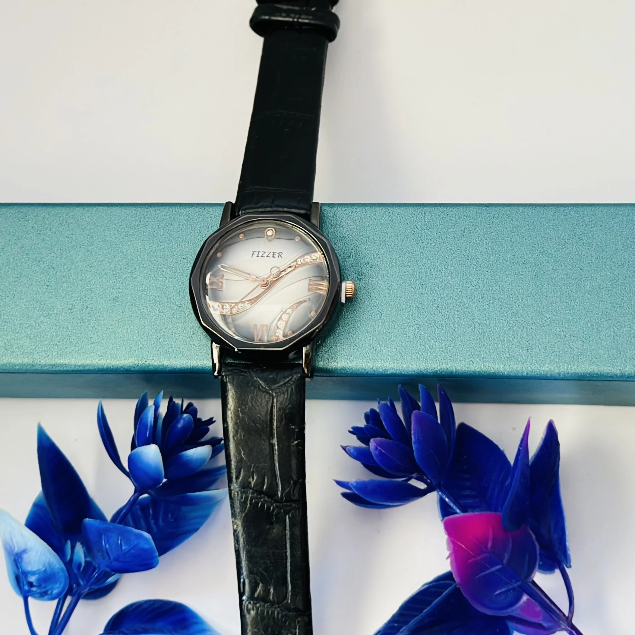 Fizzler women's analog quartz wrist watch