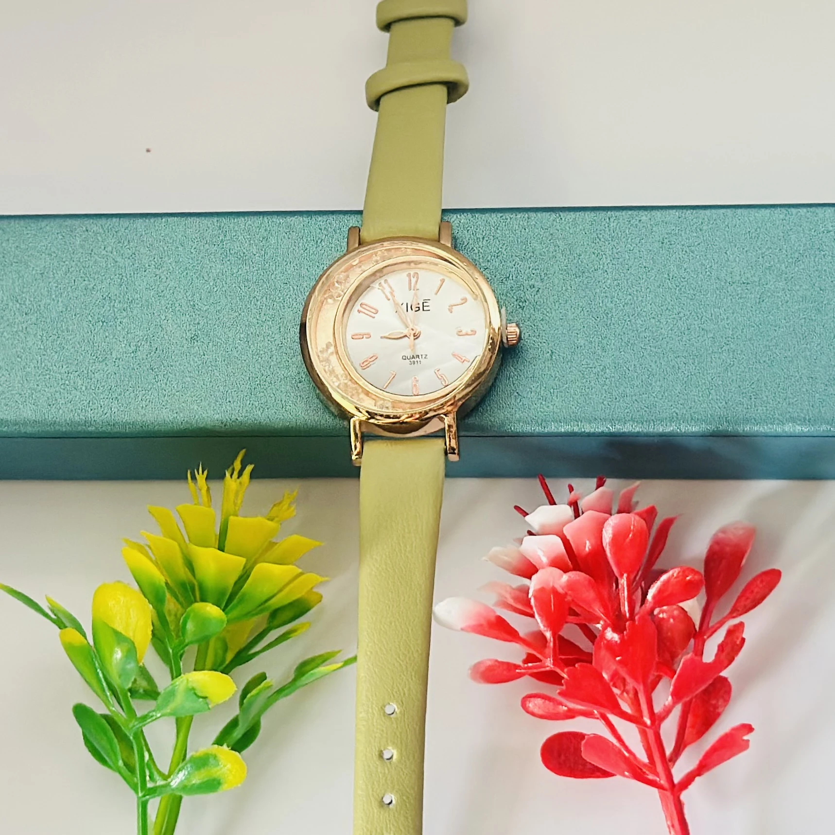 Analog quartz watch for women