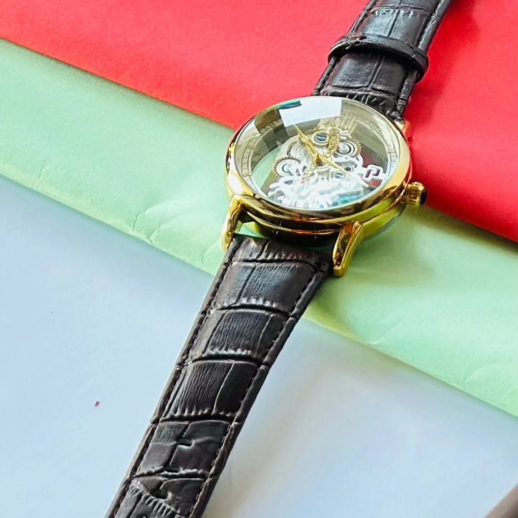 Man’s analog watch