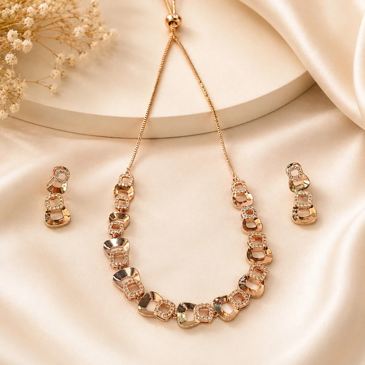 jewellery set consisting of a necklace and a pair of earrings.