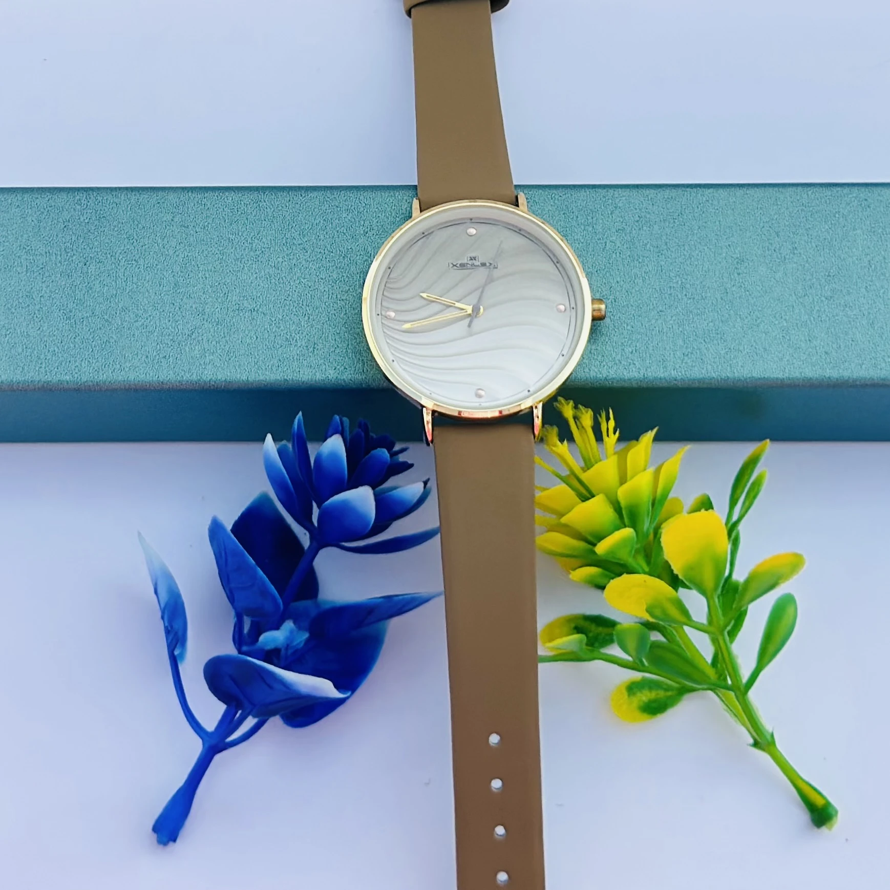 Analog watch for women with a purple gradient dial and pink leather strap.