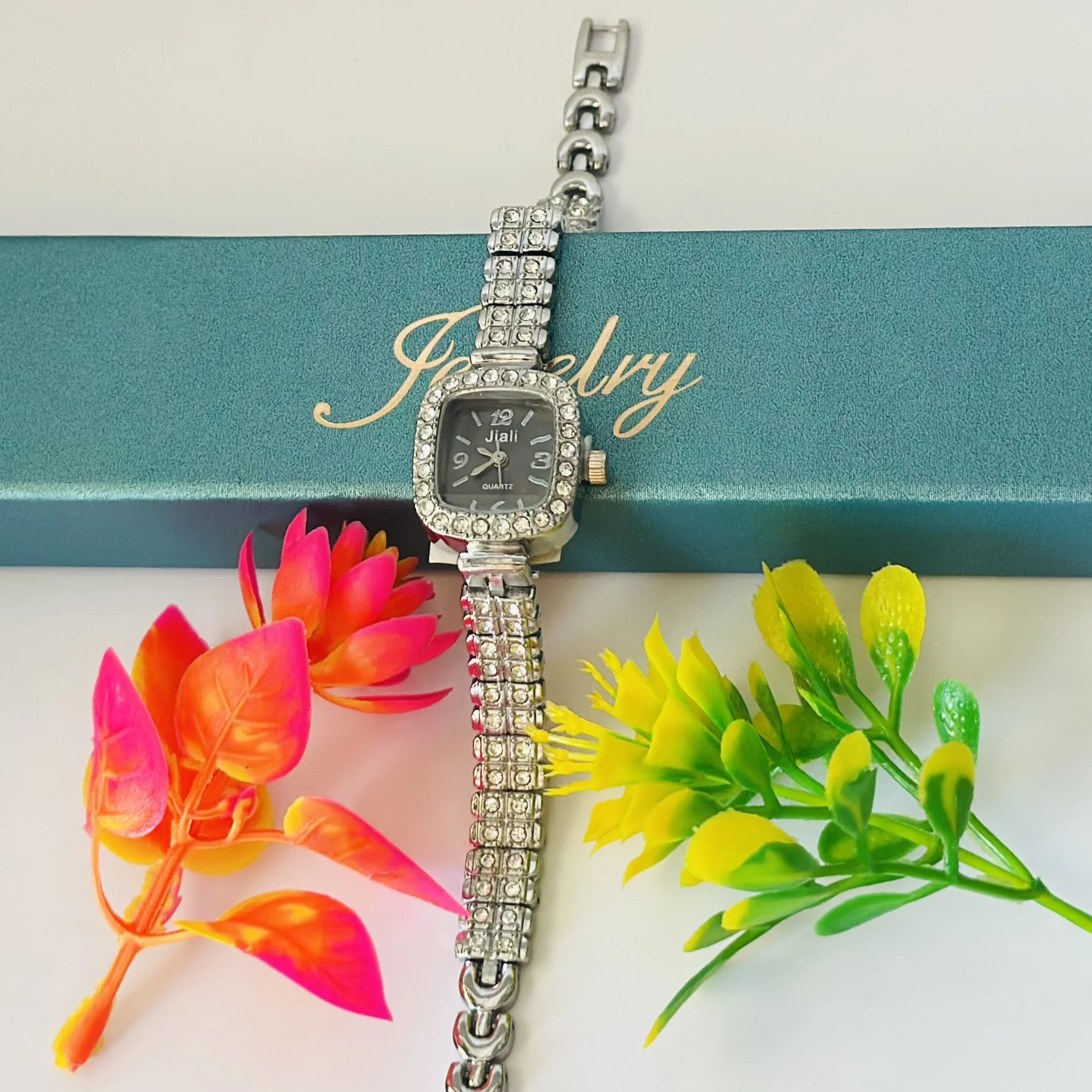Quartz analog watch for women