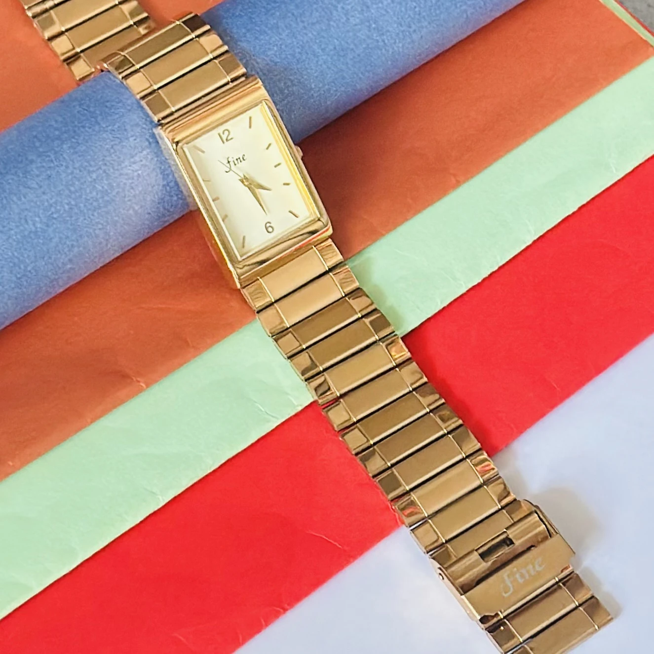 Gold -tone analog quartz watch with a metal strap.
