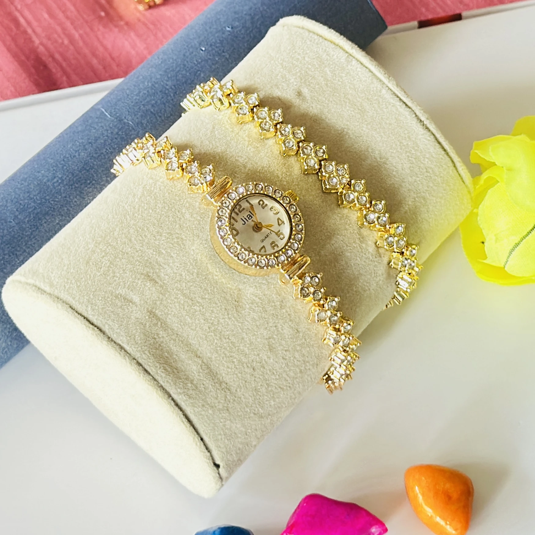 CdyBox Lady Elegant Diamond Bracelet Quartz Watch set in gold