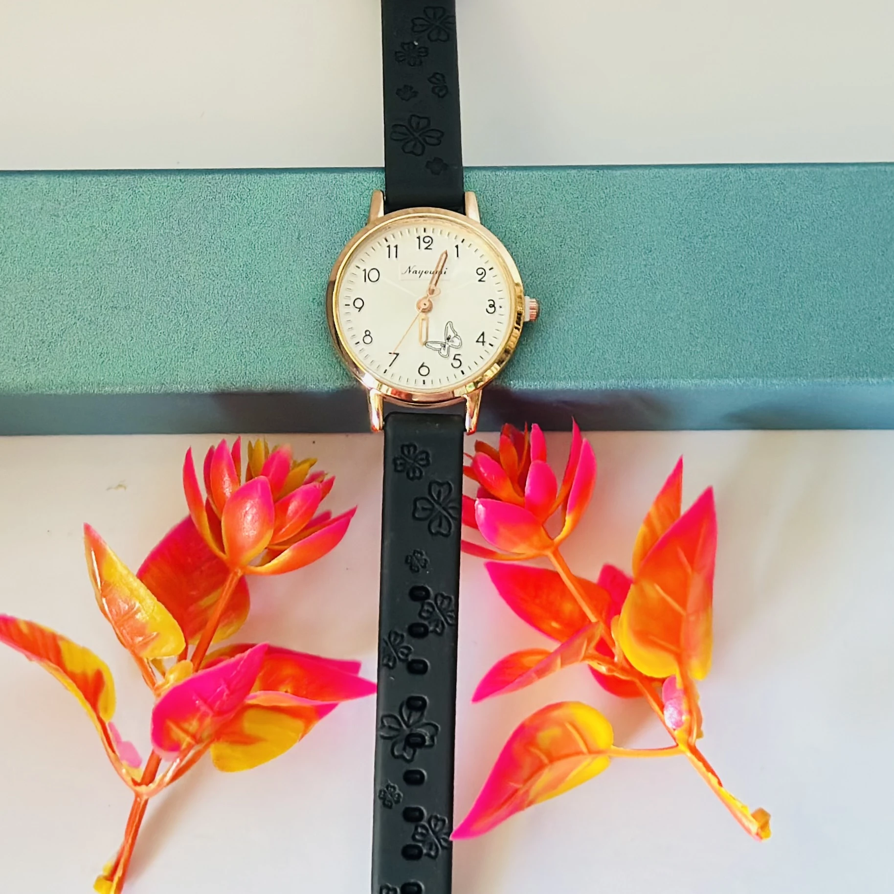 Quartz analog watch for women