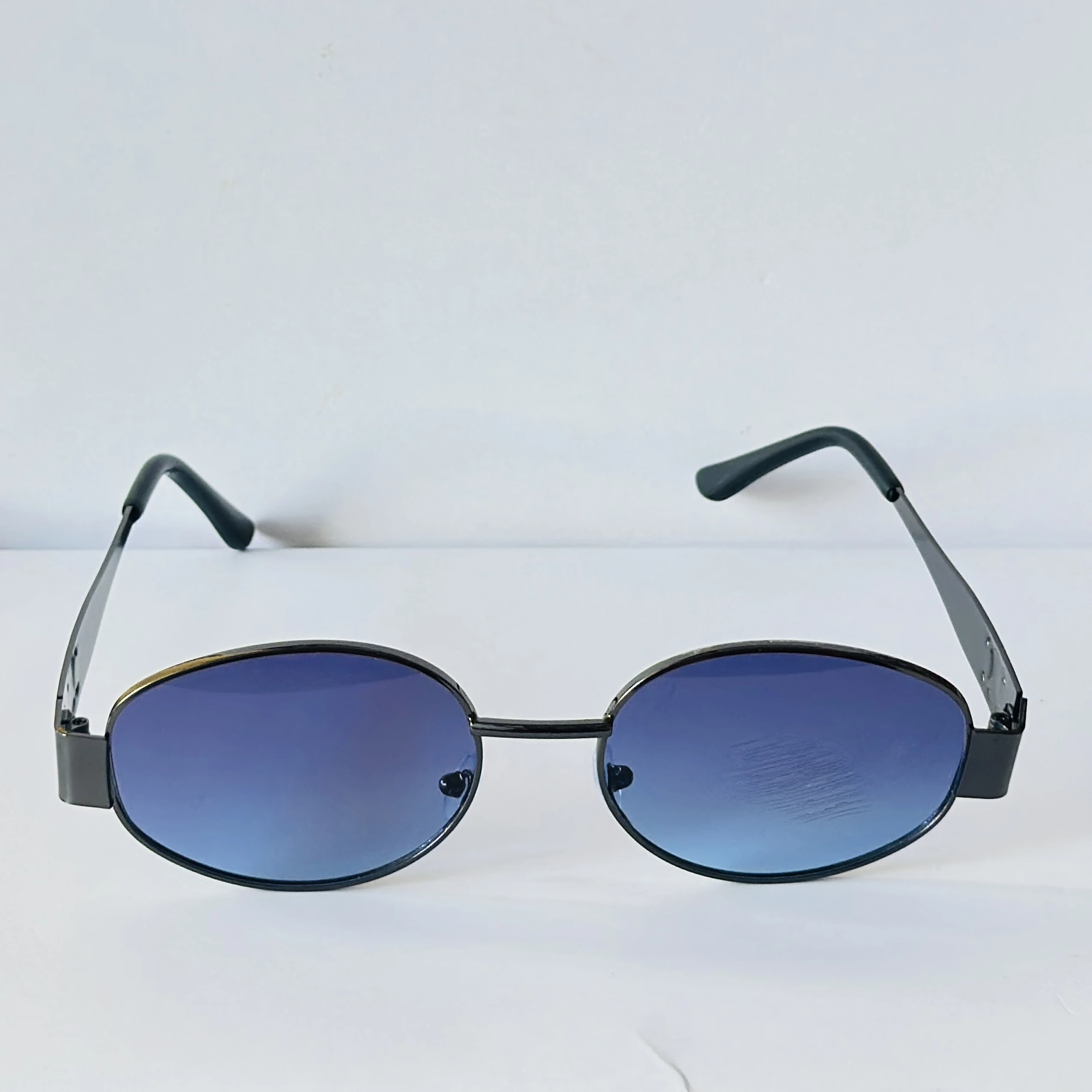 Black metal frame oval sunglasses resemble vintage