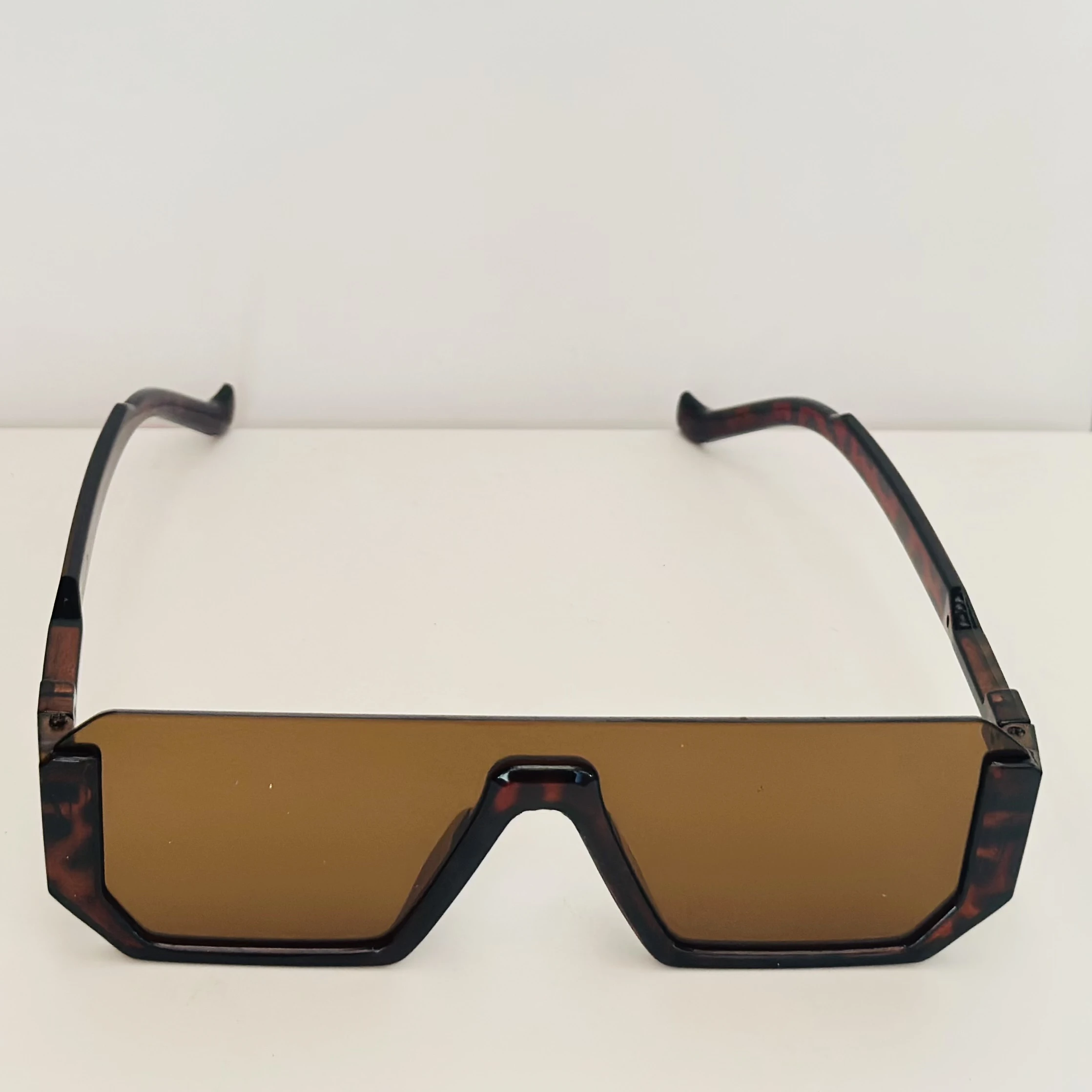 Brown oversized flat-top sunglasses.