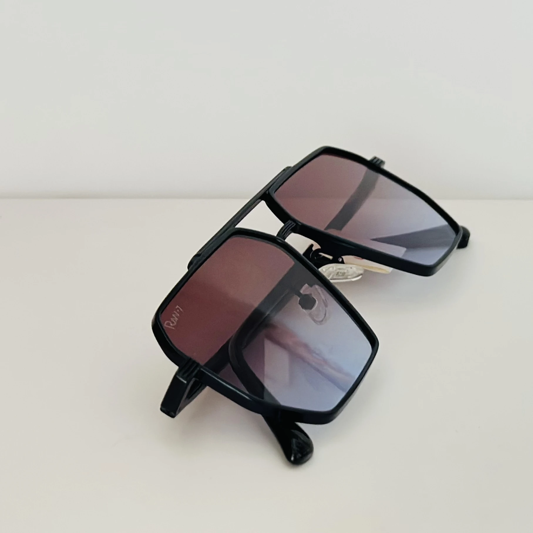Black retro-style square sunglasses for men with gradient lenses.