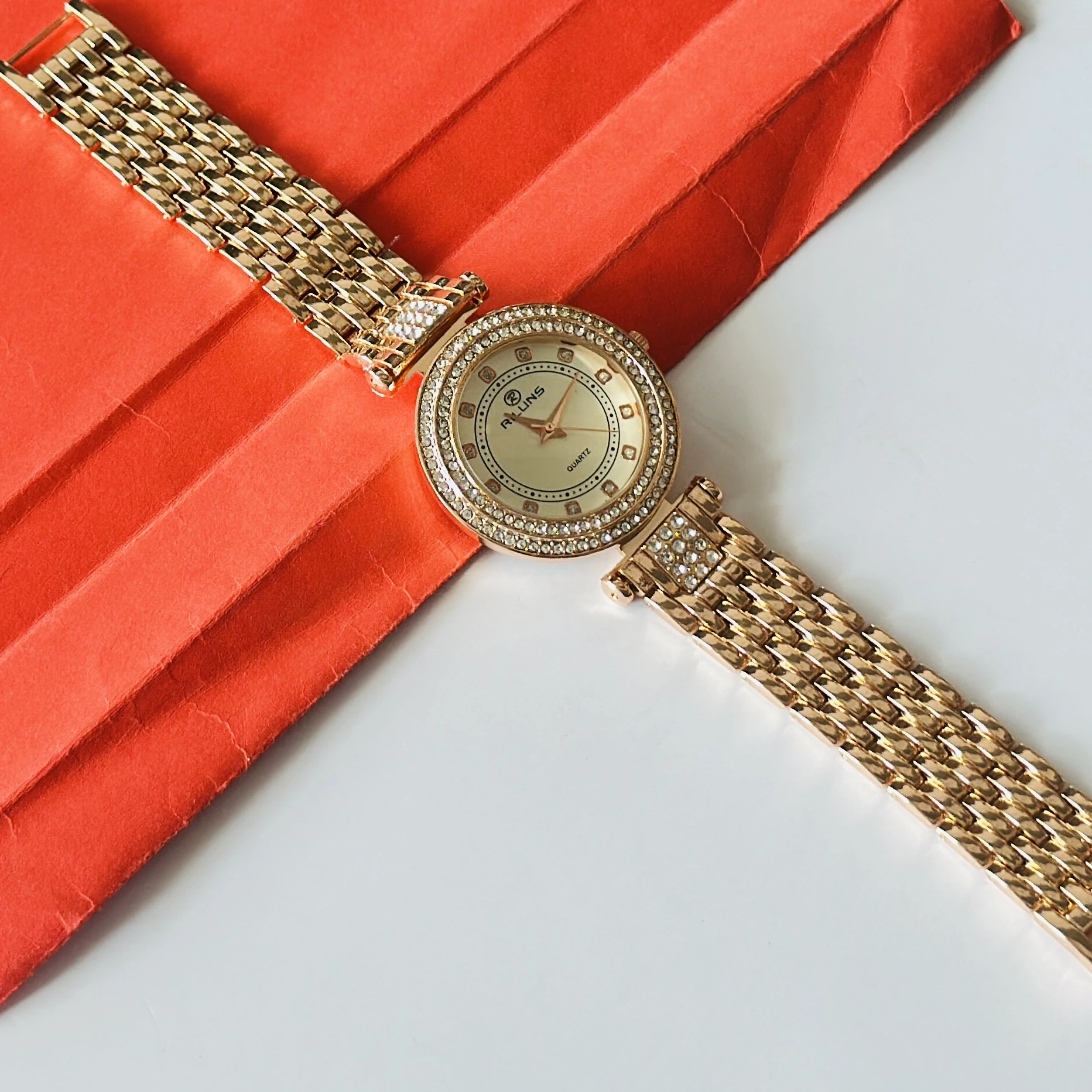 Quartz women's watch in a rose gold tone