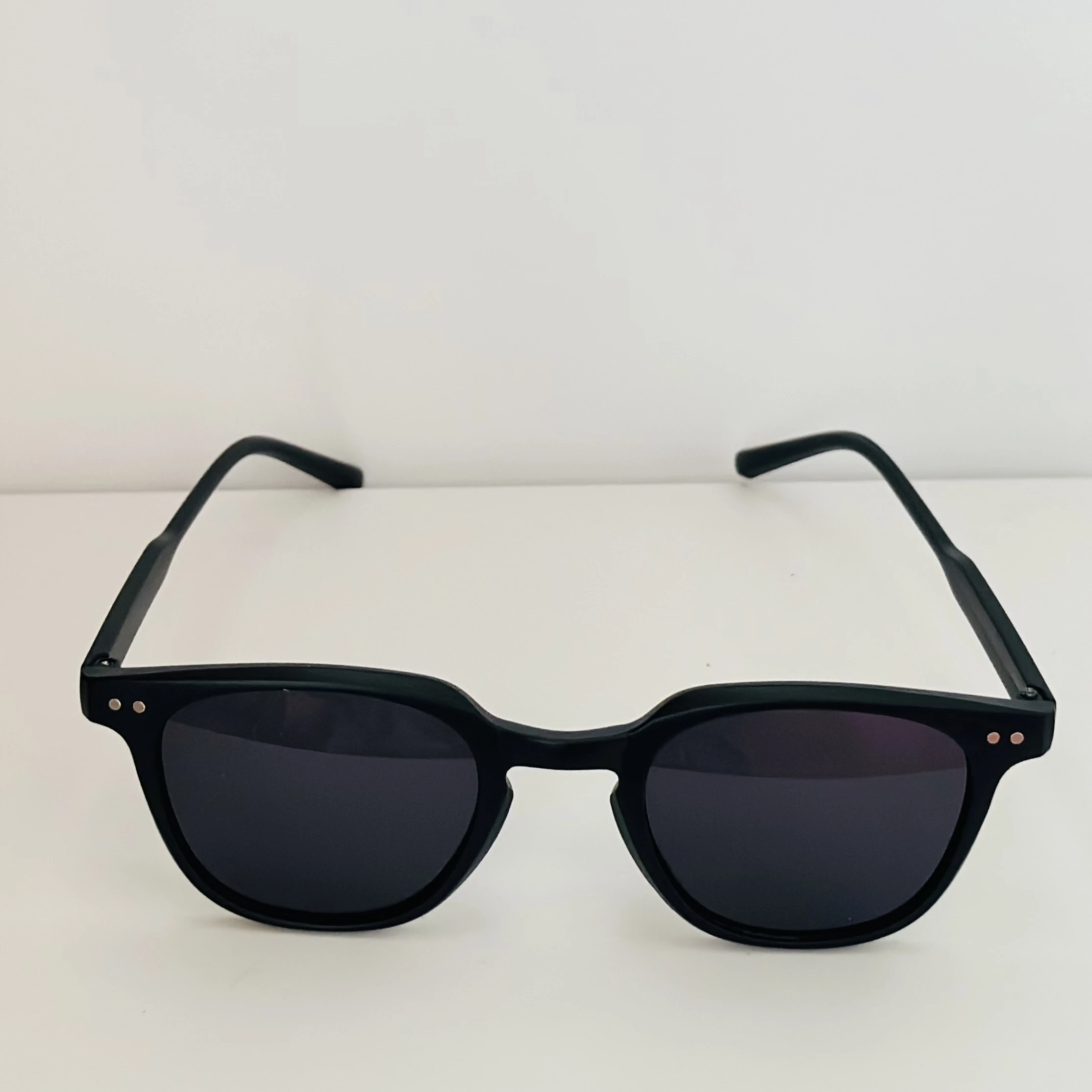 Muse Sharla sunglasses in a shiny black color.