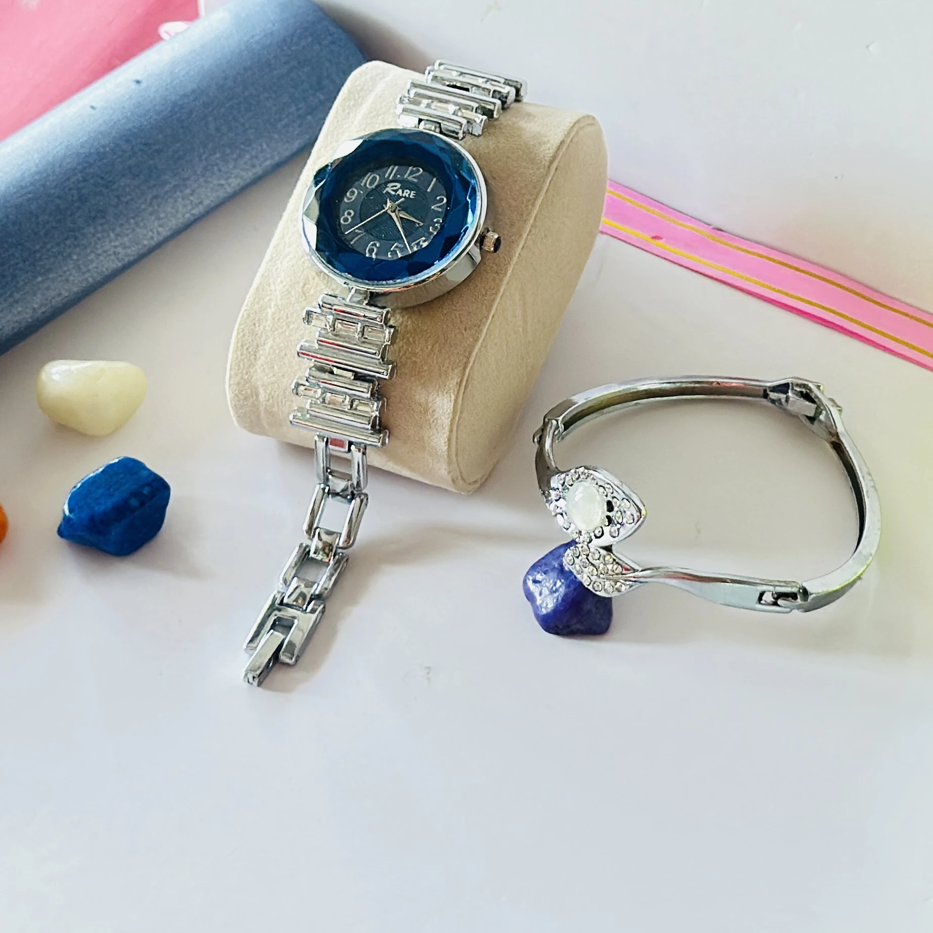 Analogue watch and Breslets set
