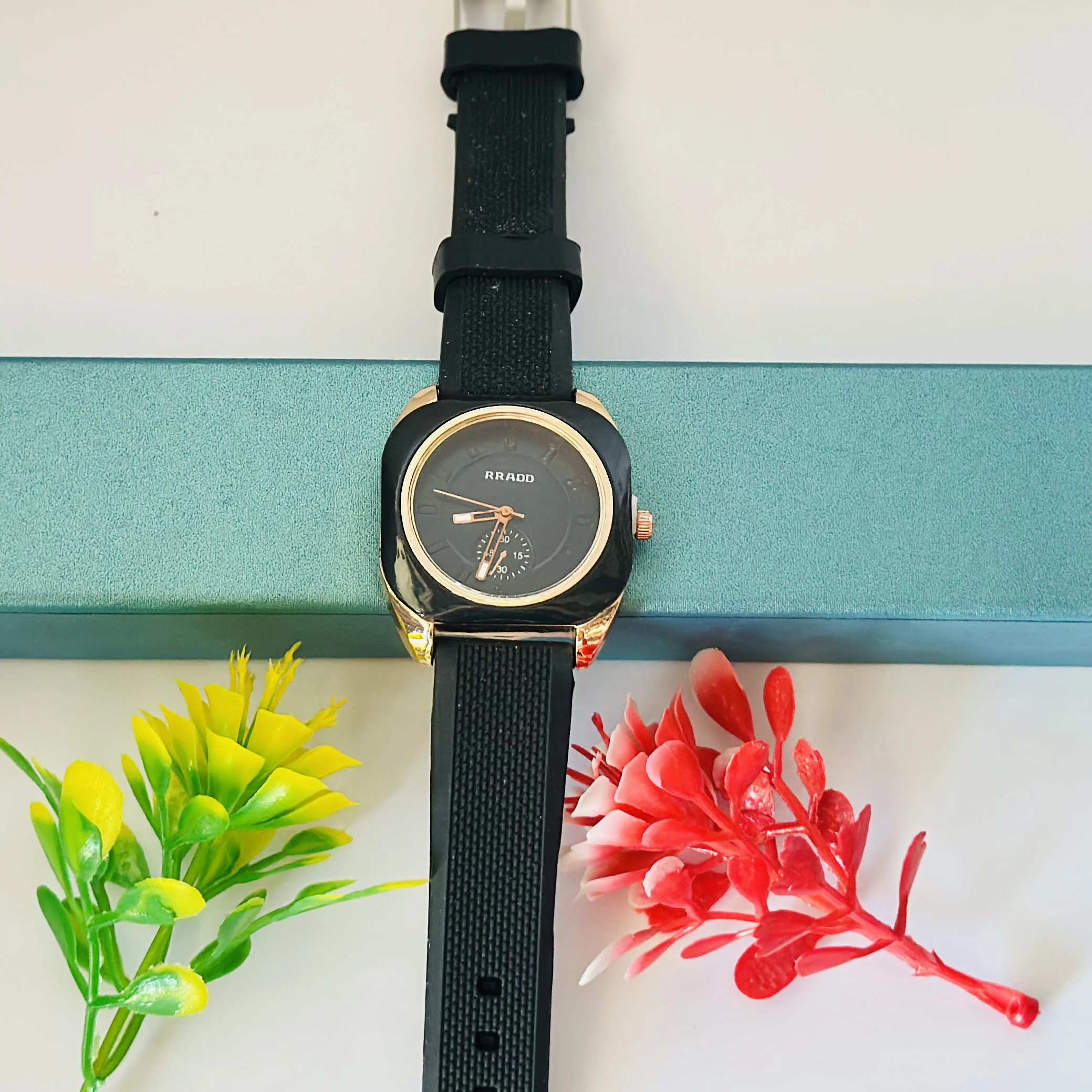 fashionable women's quartz watch