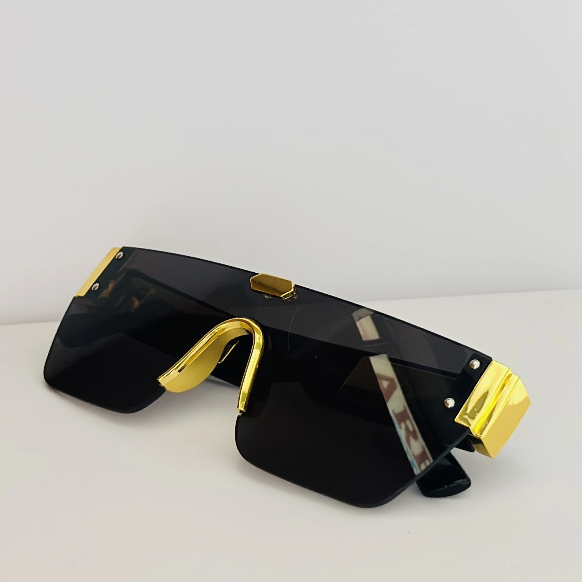 Stylist rimless square sunglasses