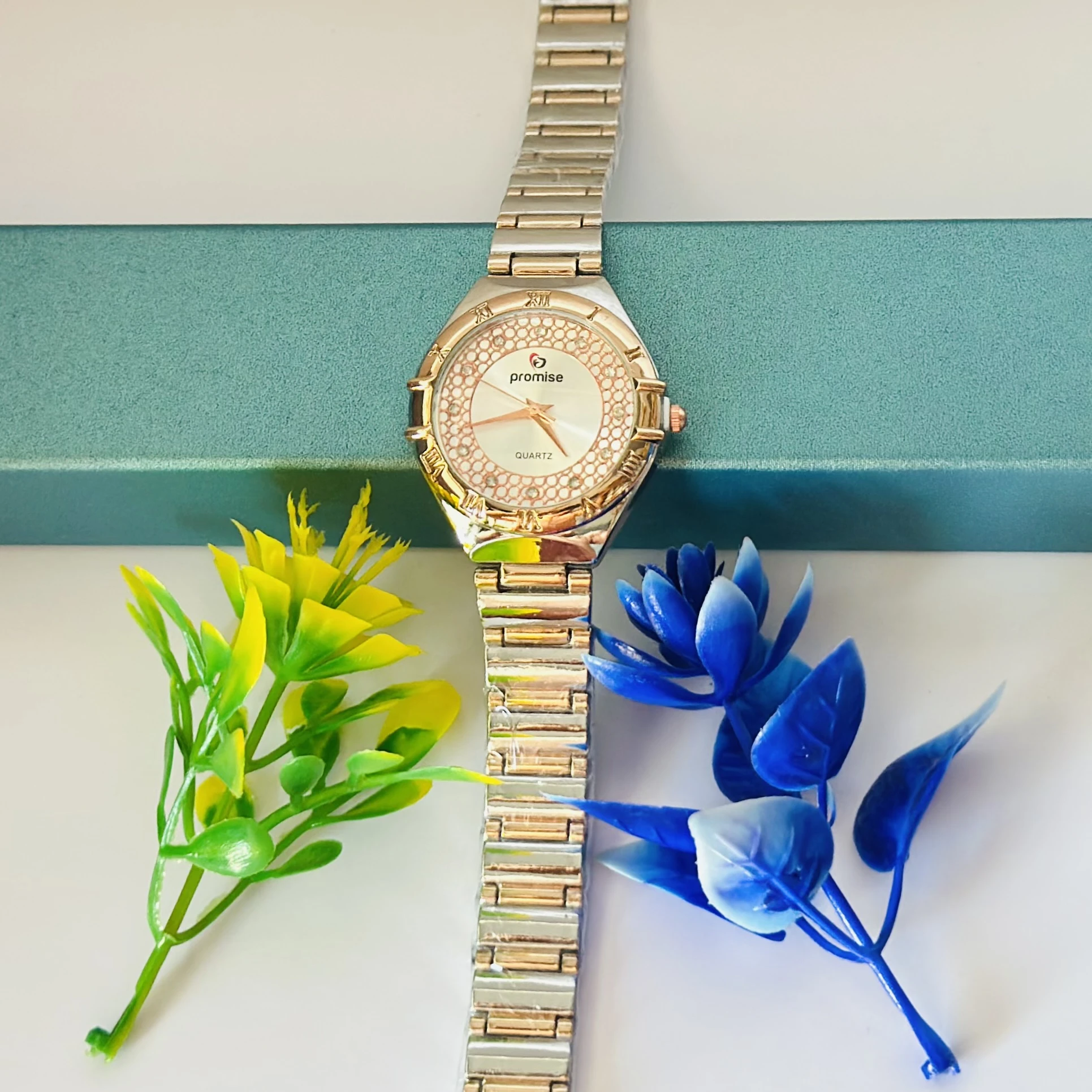 Quartz analog watch for women