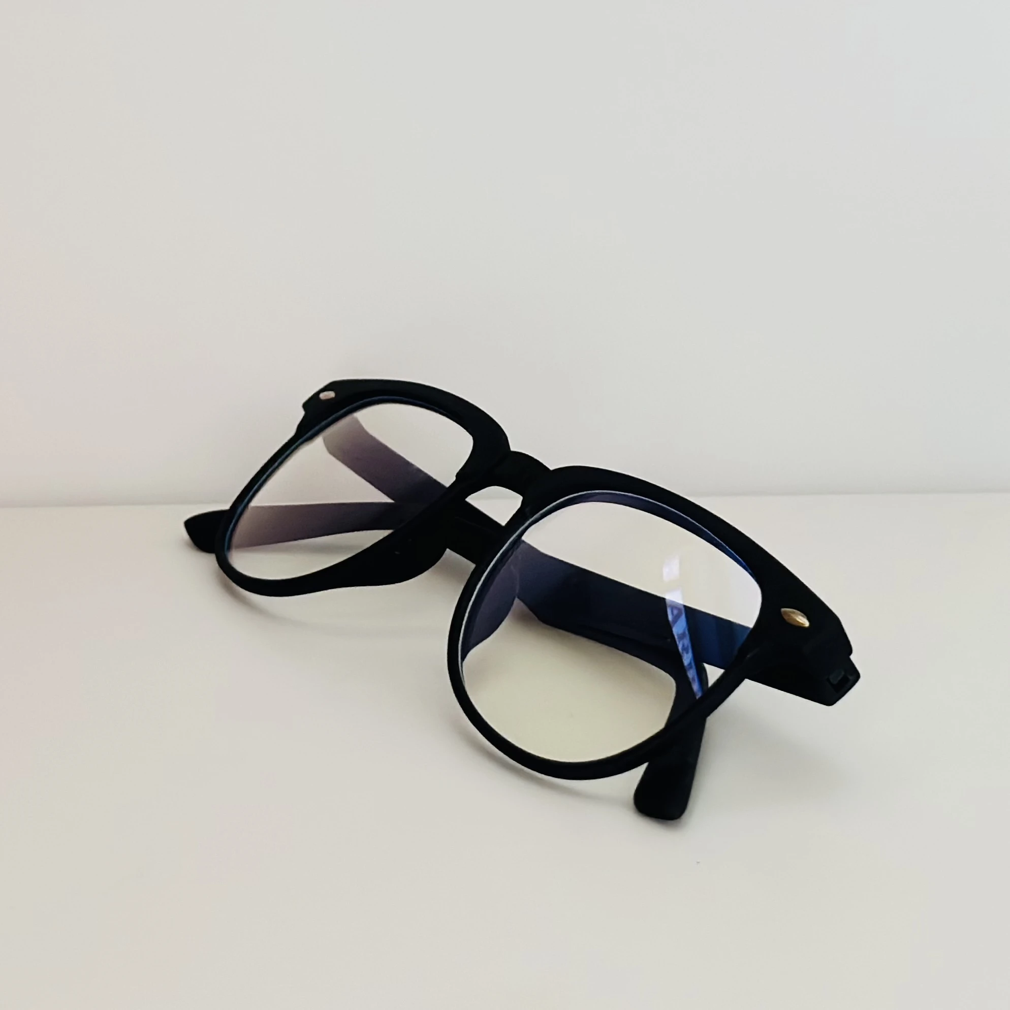 Black round-frame Saintimo Valtina blue light blocking computer glasses with anti-glare, anti-reflective lenses.