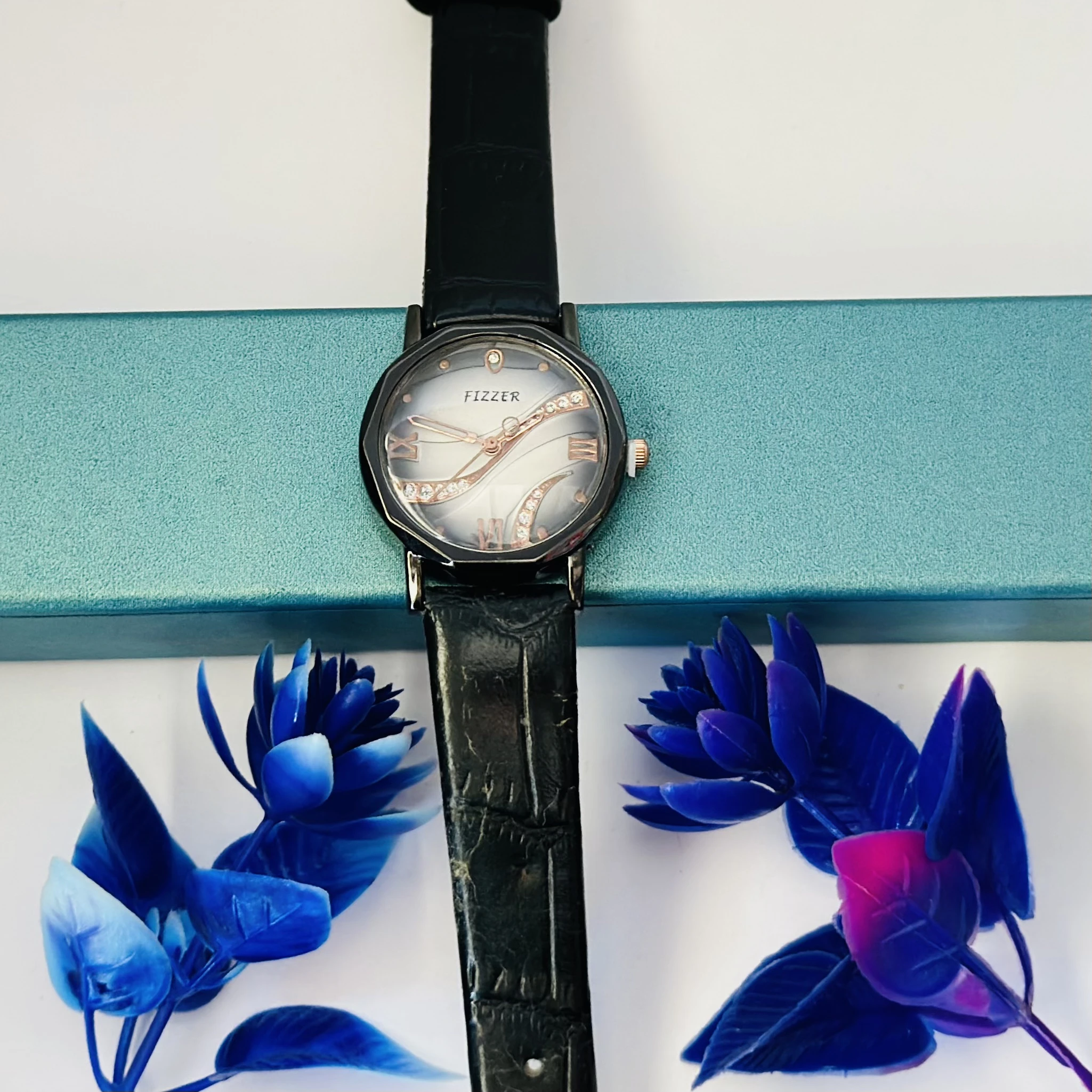 Fizzler women's analog quartz wrist watch