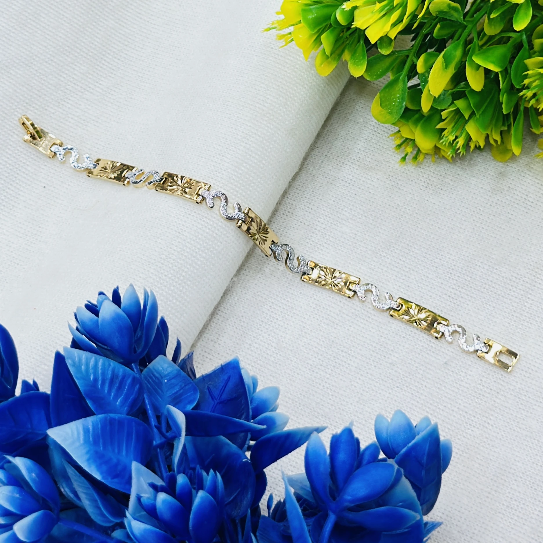 Gold and white metal chain bracelet