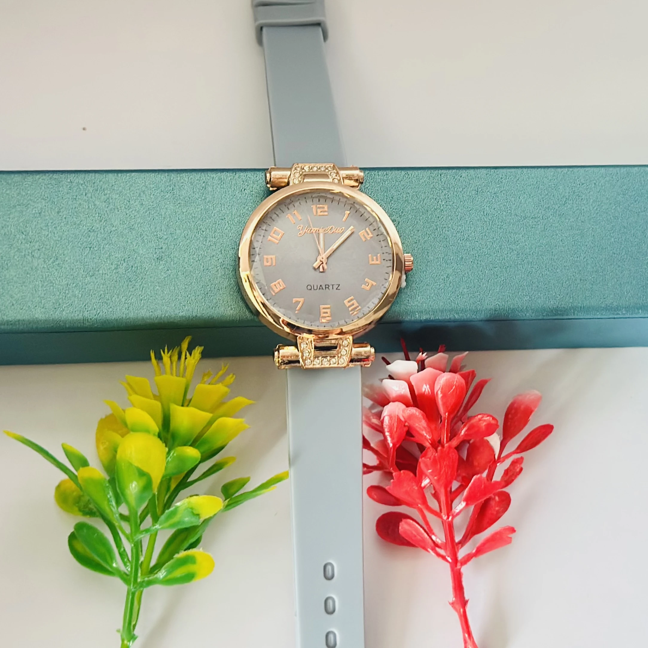 Quartz analog watch for women