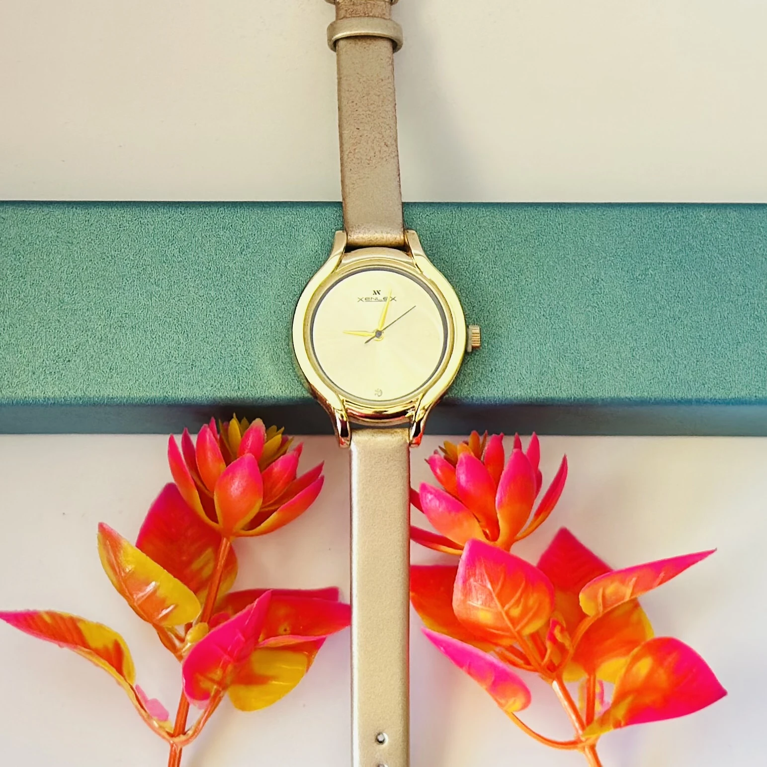 Youth analog watch for women