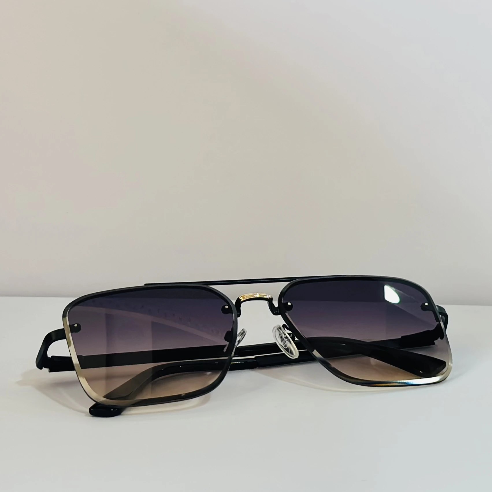 pair of Sam & Marshall Dario sunglasses with black frames and gradient lenses.