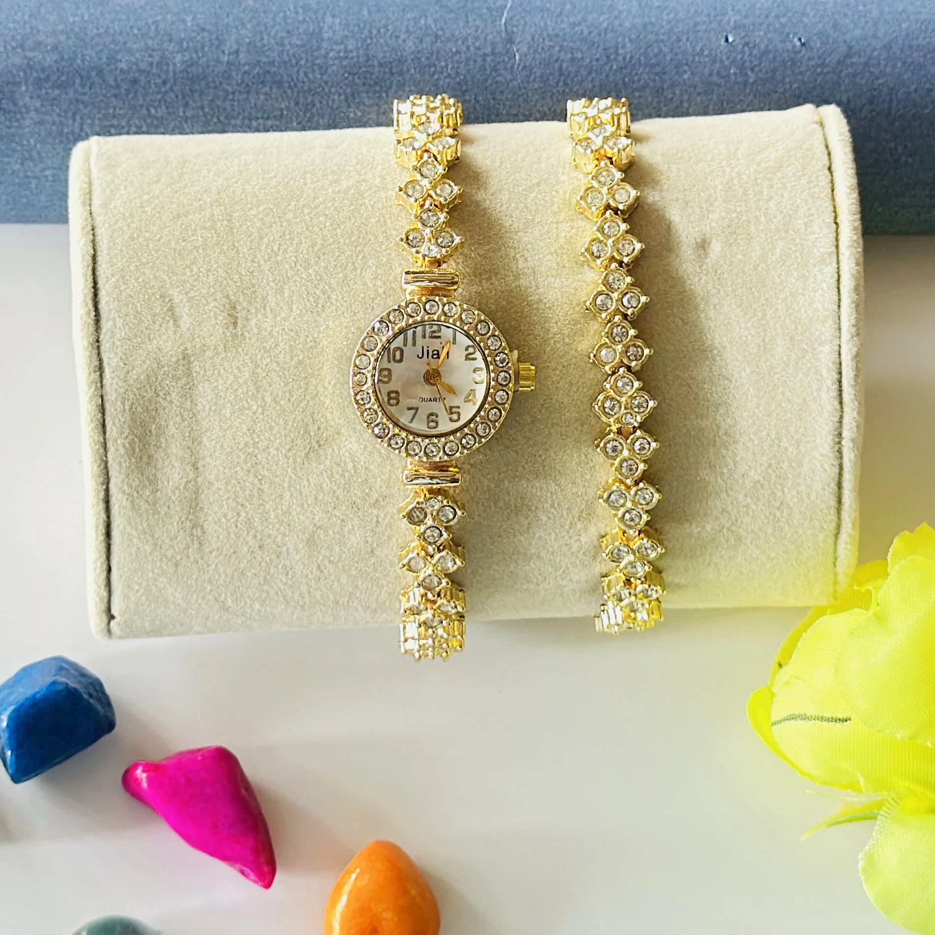 CdyBox Lady Elegant Diamond Bracelet Quartz Watch set in gold