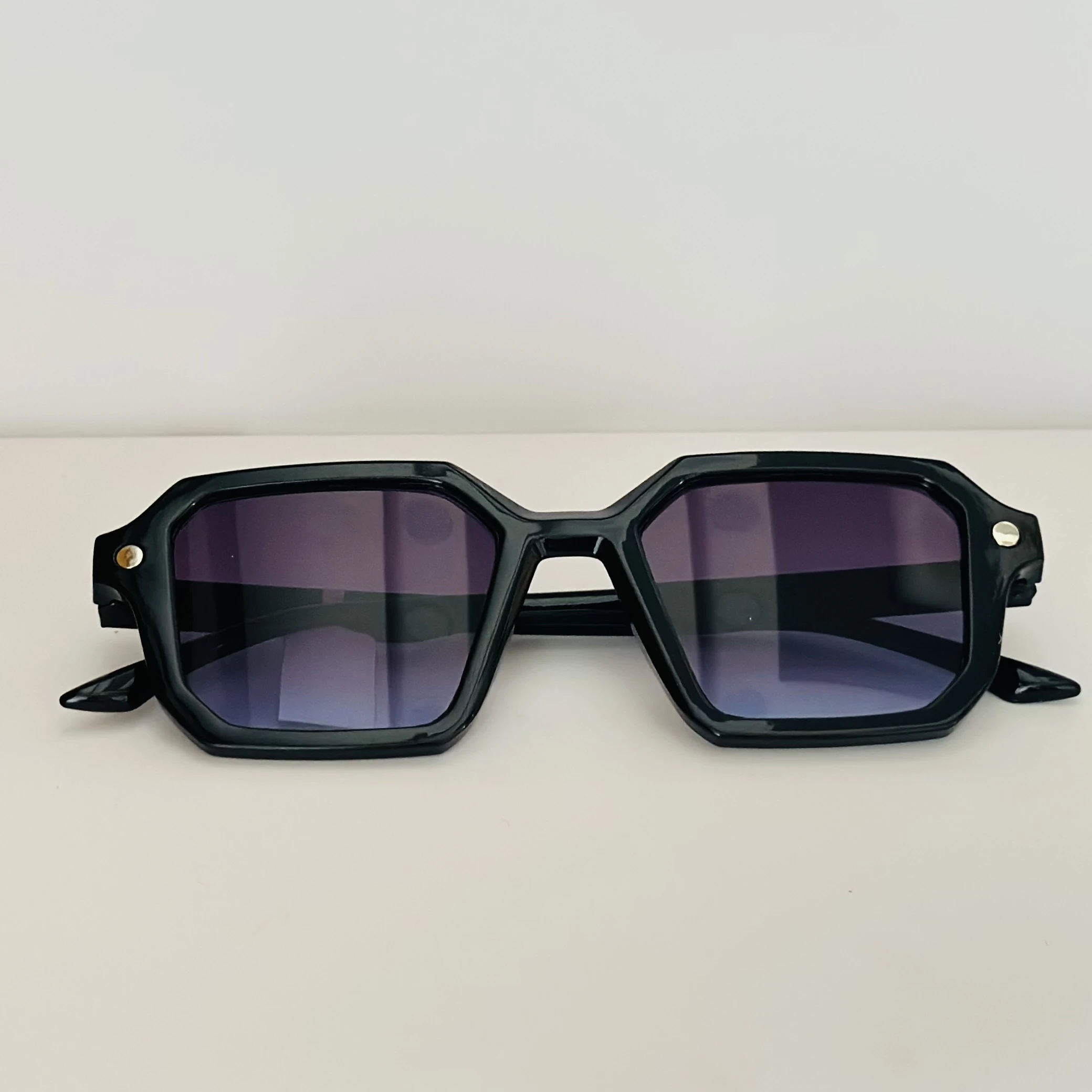 Square shaped, black, unisex sunglasses with UV-protected lenses