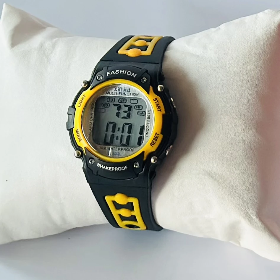 Mingrui 8212L Tennger Lady sport digital watch with a pink silicone strap.