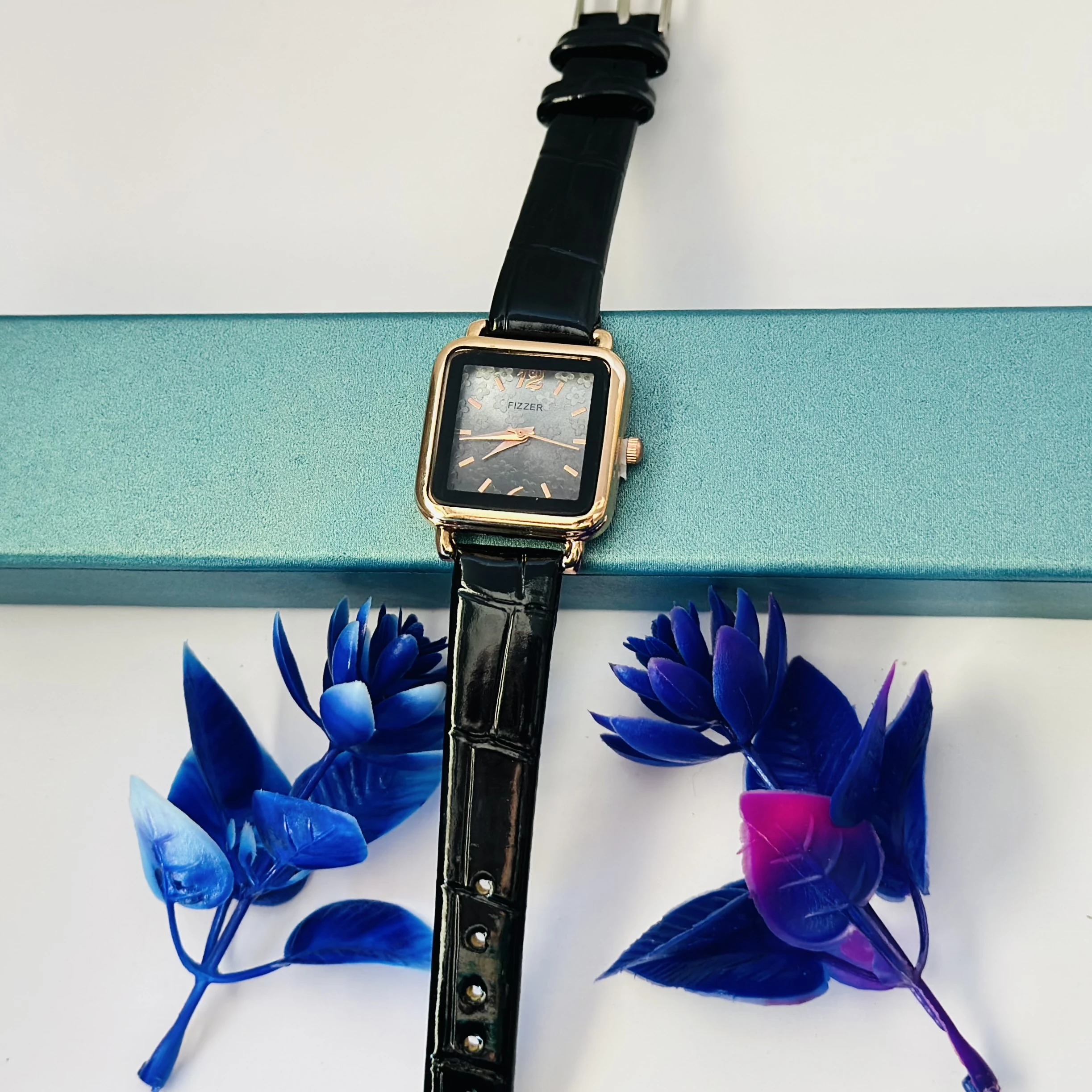 Analog quartz watch for women