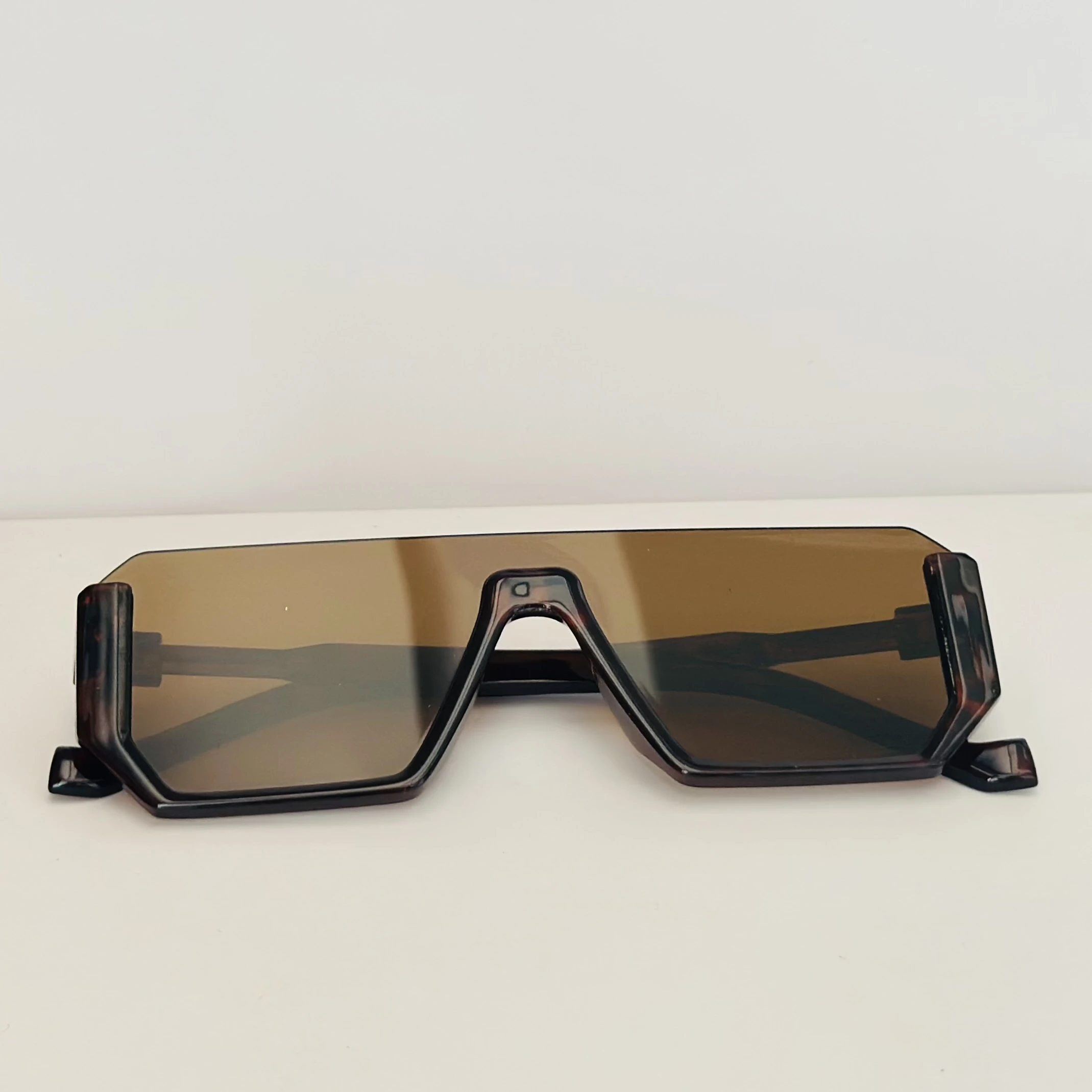 Brown oversized flat-top sunglasses.
